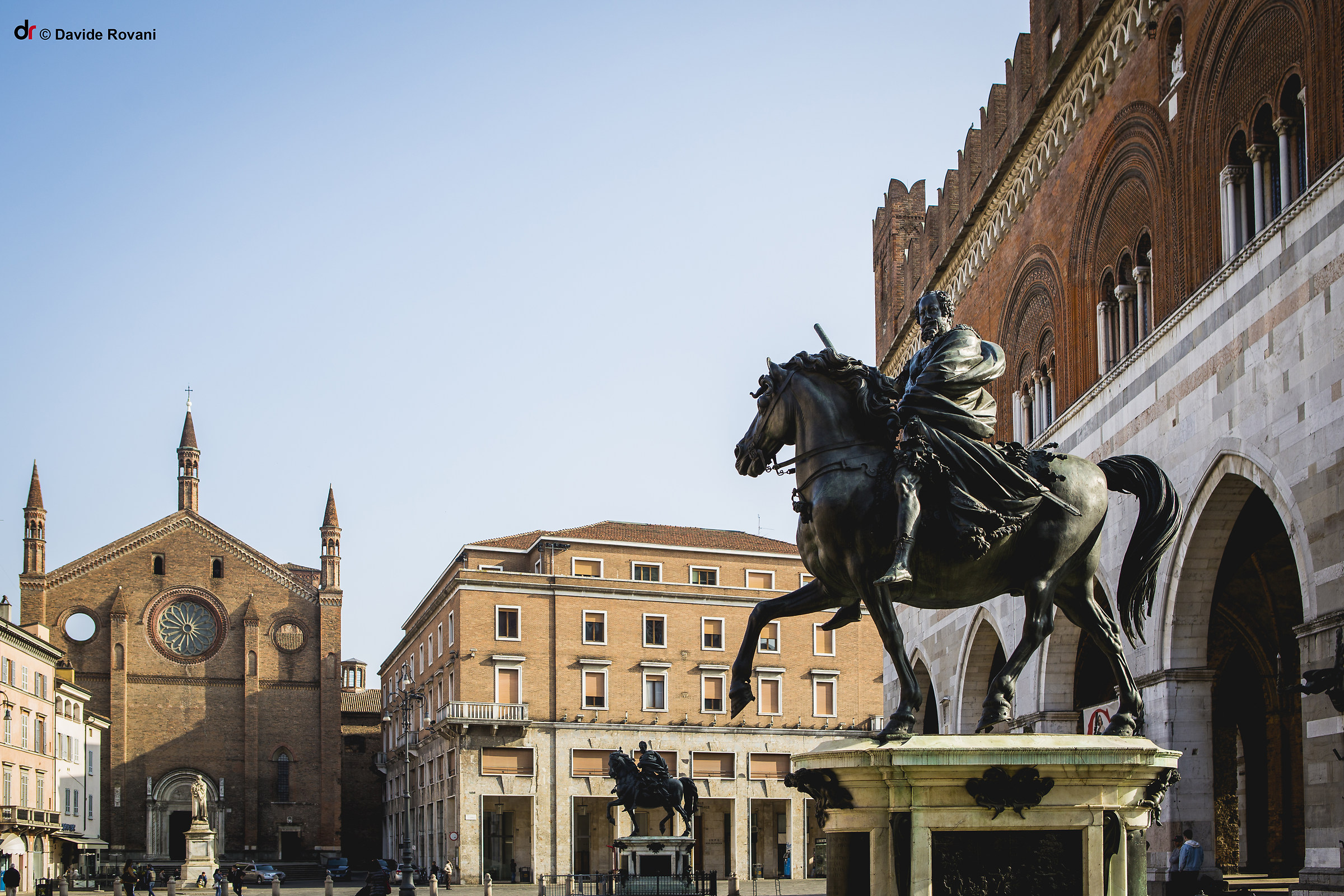 Piazza Cavalli 01