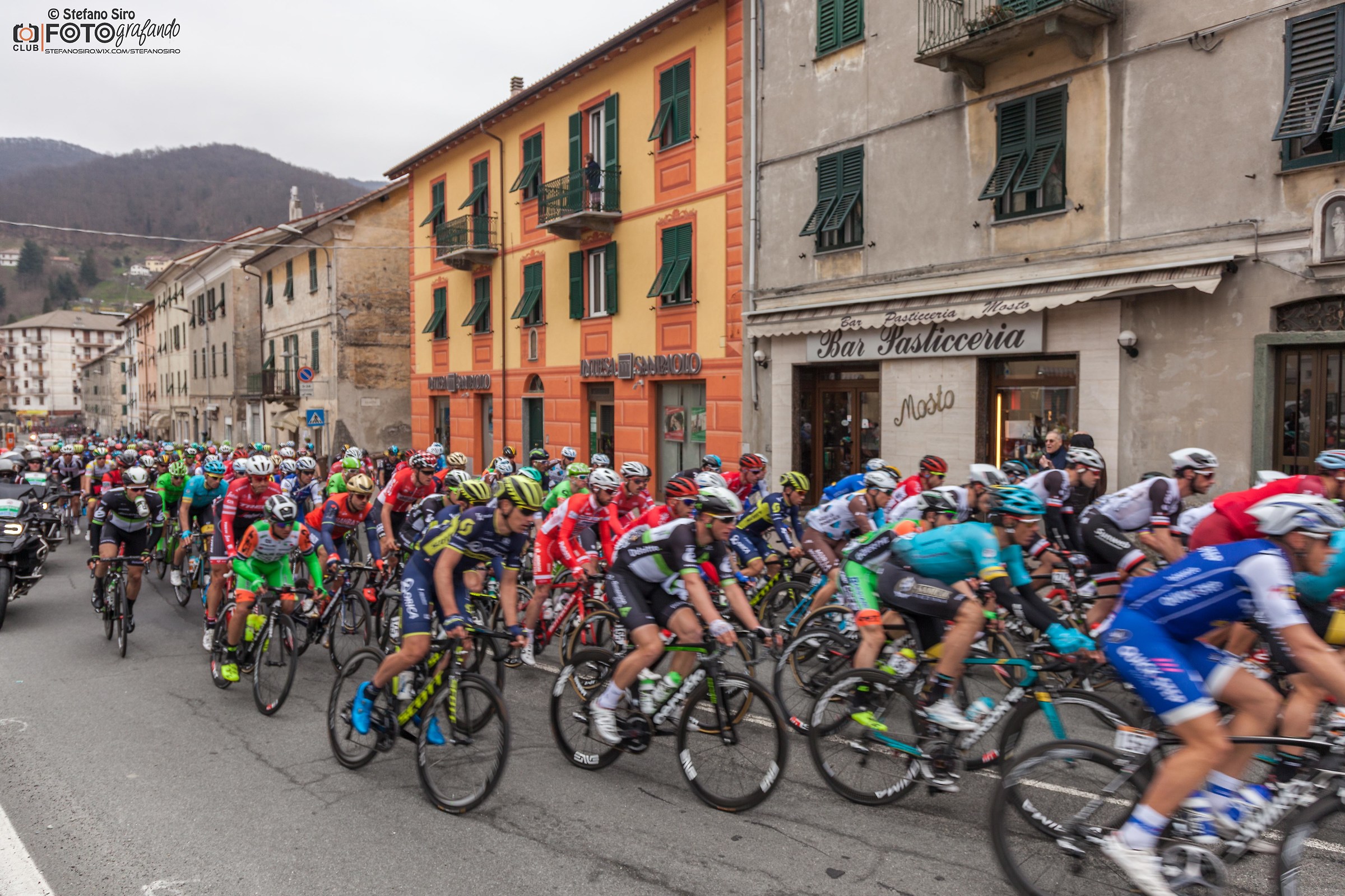 Milano-Sanremo 2017, passaggio a Masone (Ge)