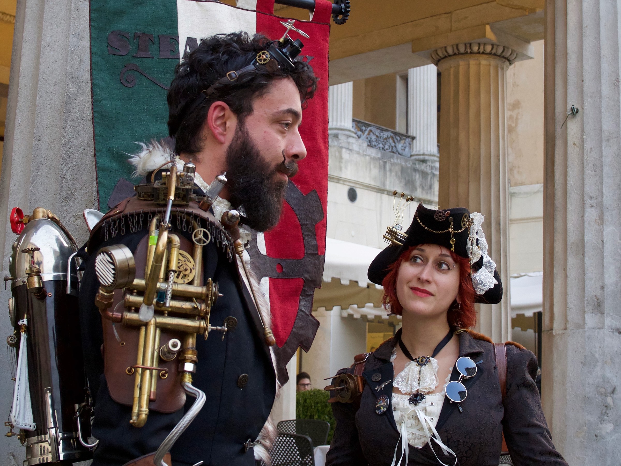 Gioco di sguardi in salsa SteamPunk