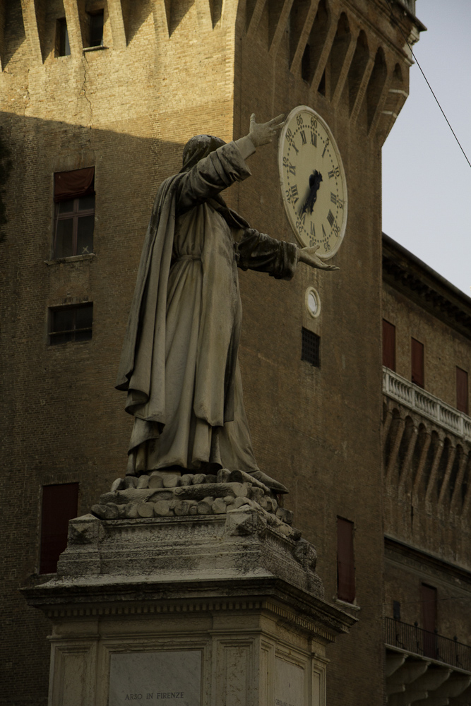 Statua Savonarola e castello Estense Ferrara