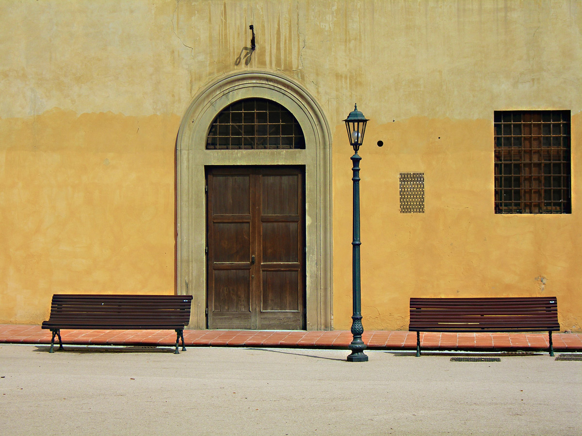 Metà fisica, metà panchine