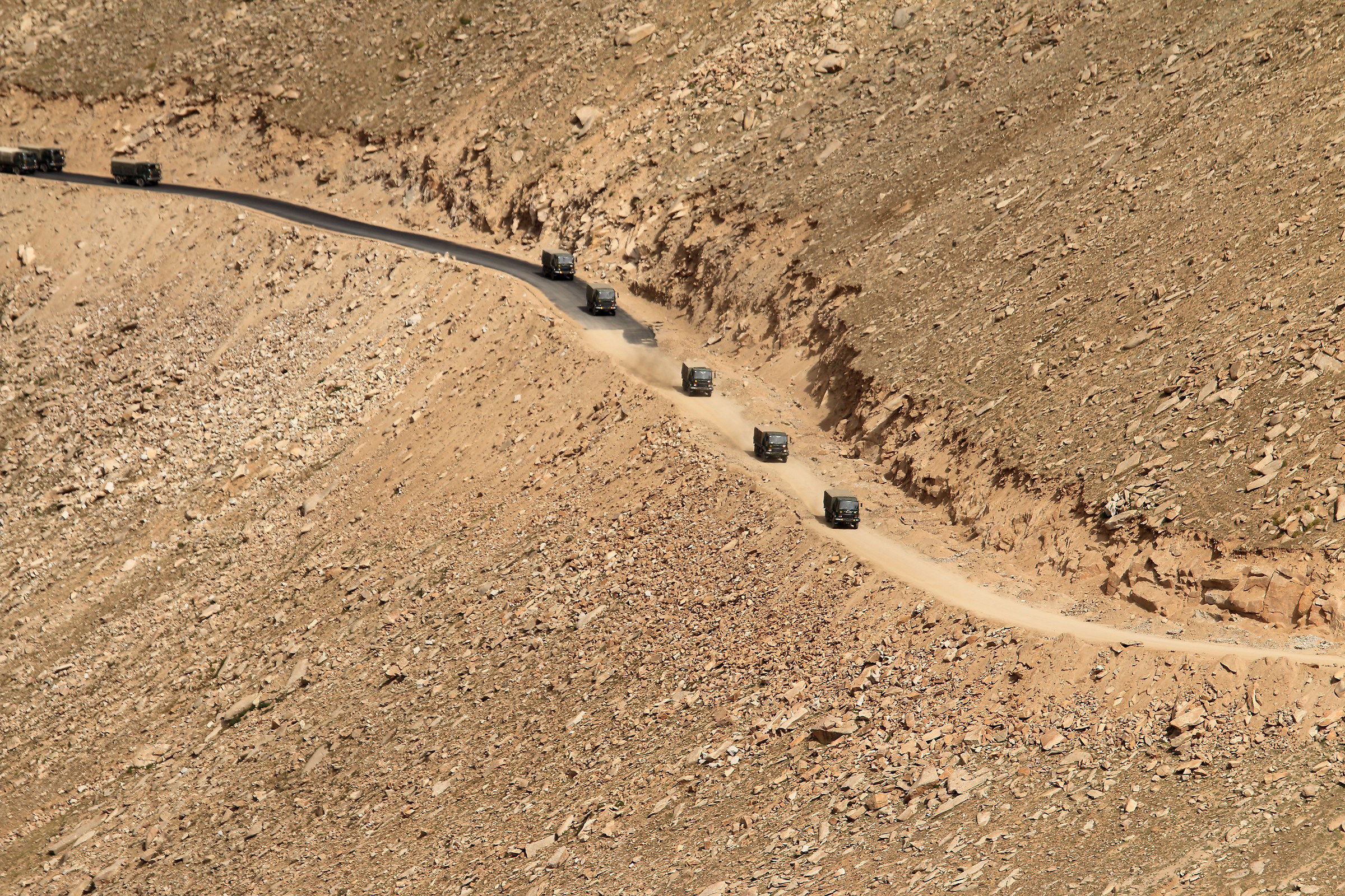 militari salgono il Khardung-la (5.600 m.)