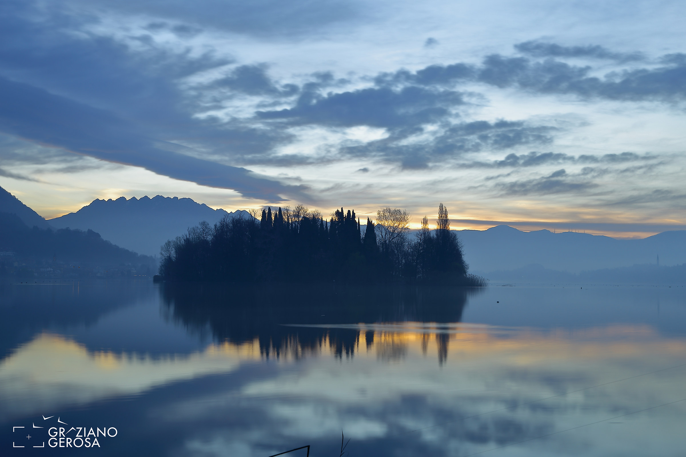 Alba sul lago di Pusiano