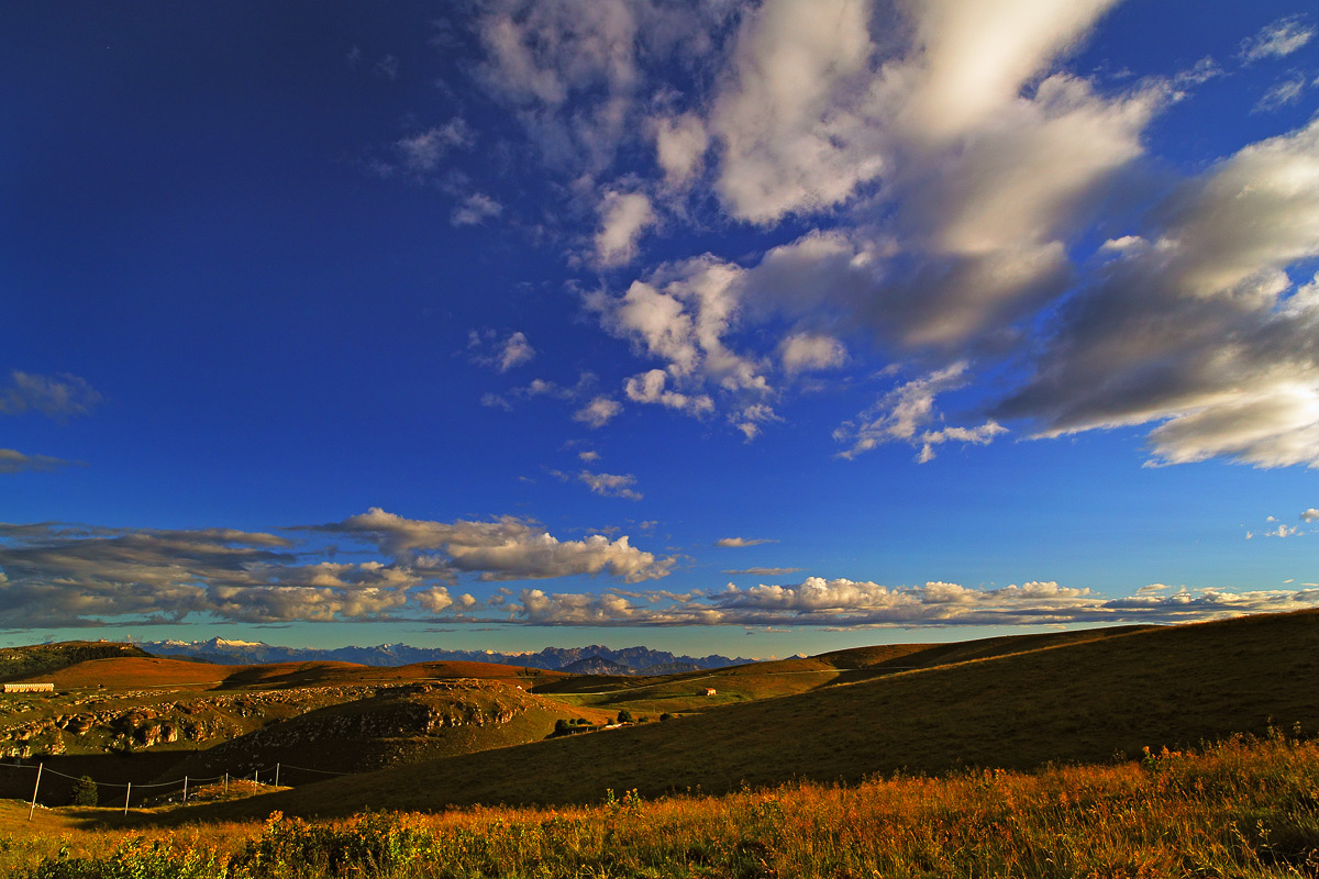 La luce radente del primo mattino in Lessinia