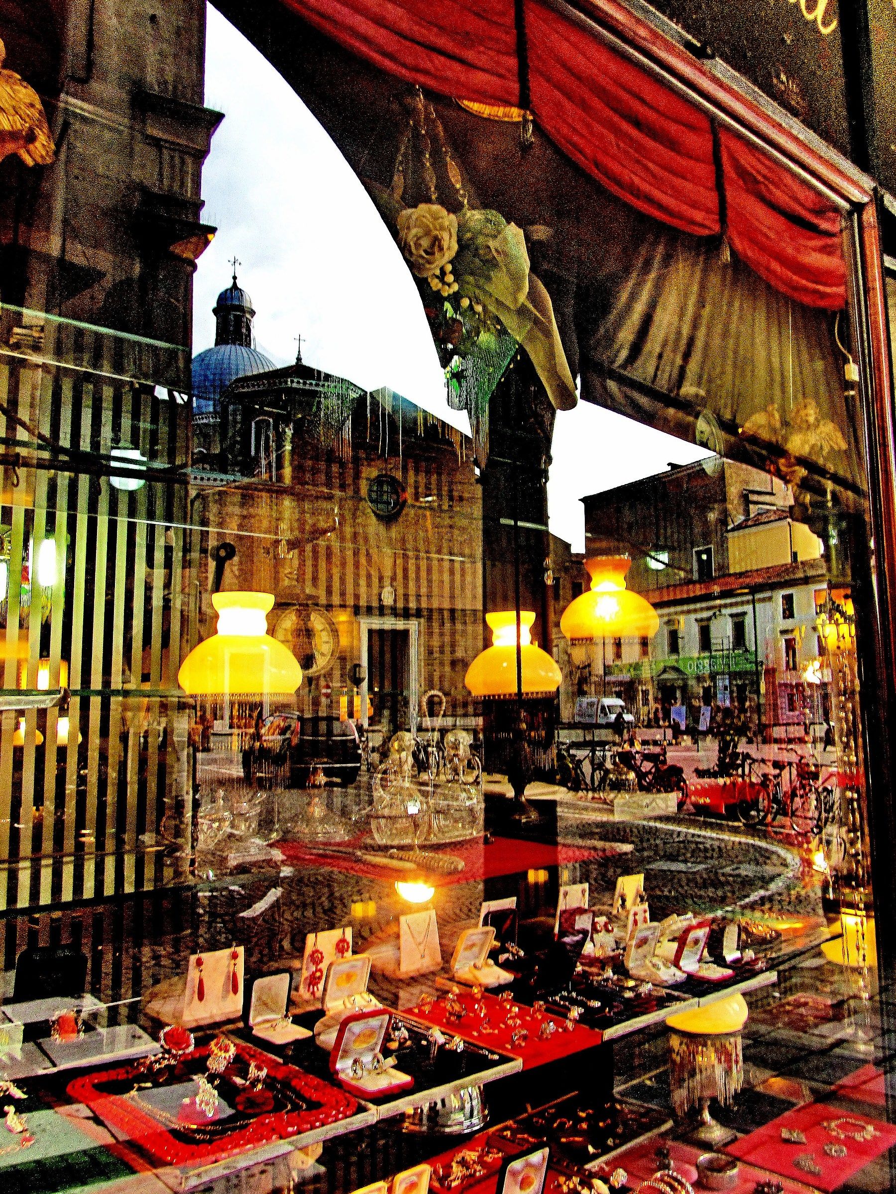 il sacro e il profano