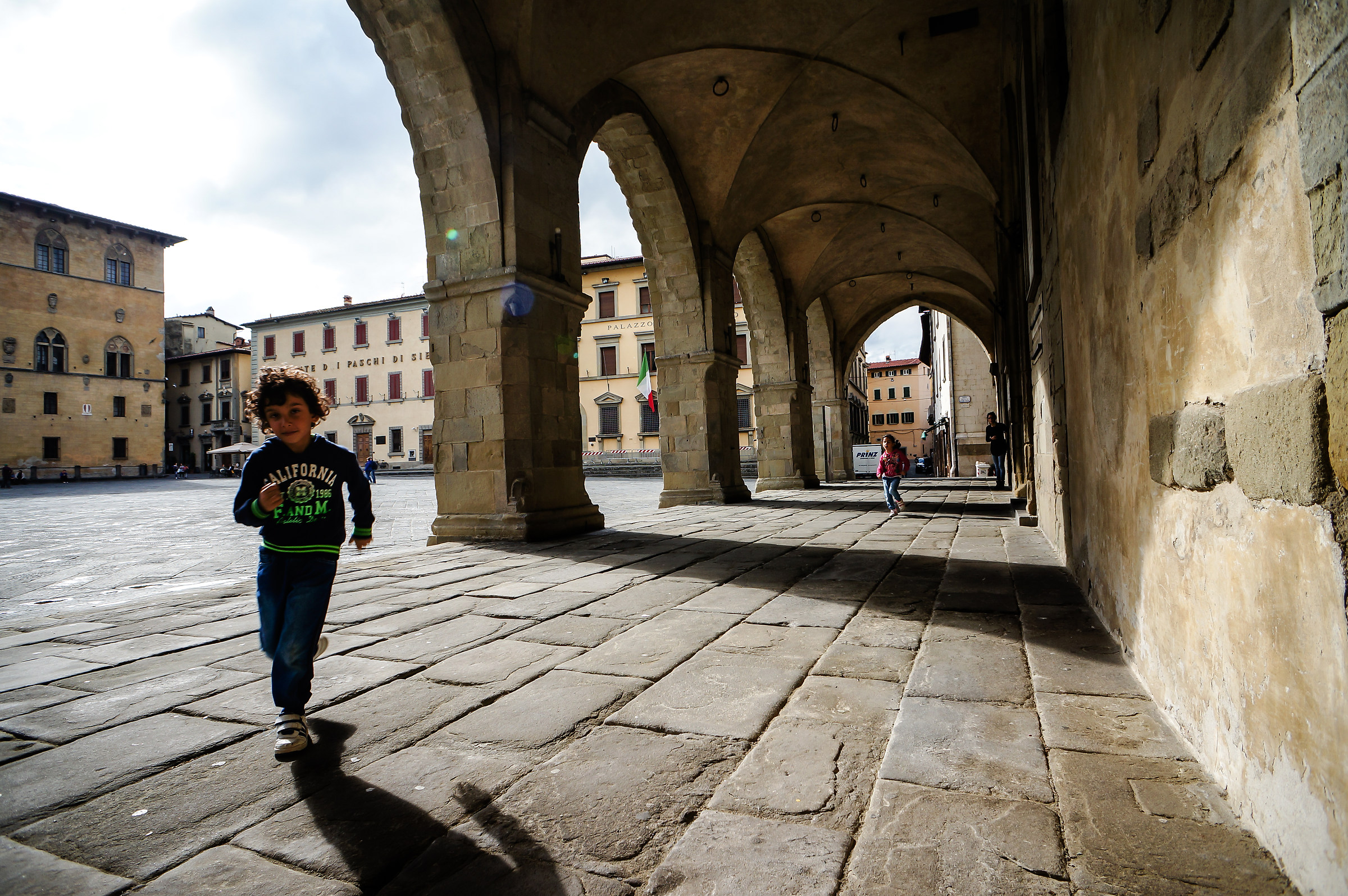 Corsa sotto i portici del Comune
