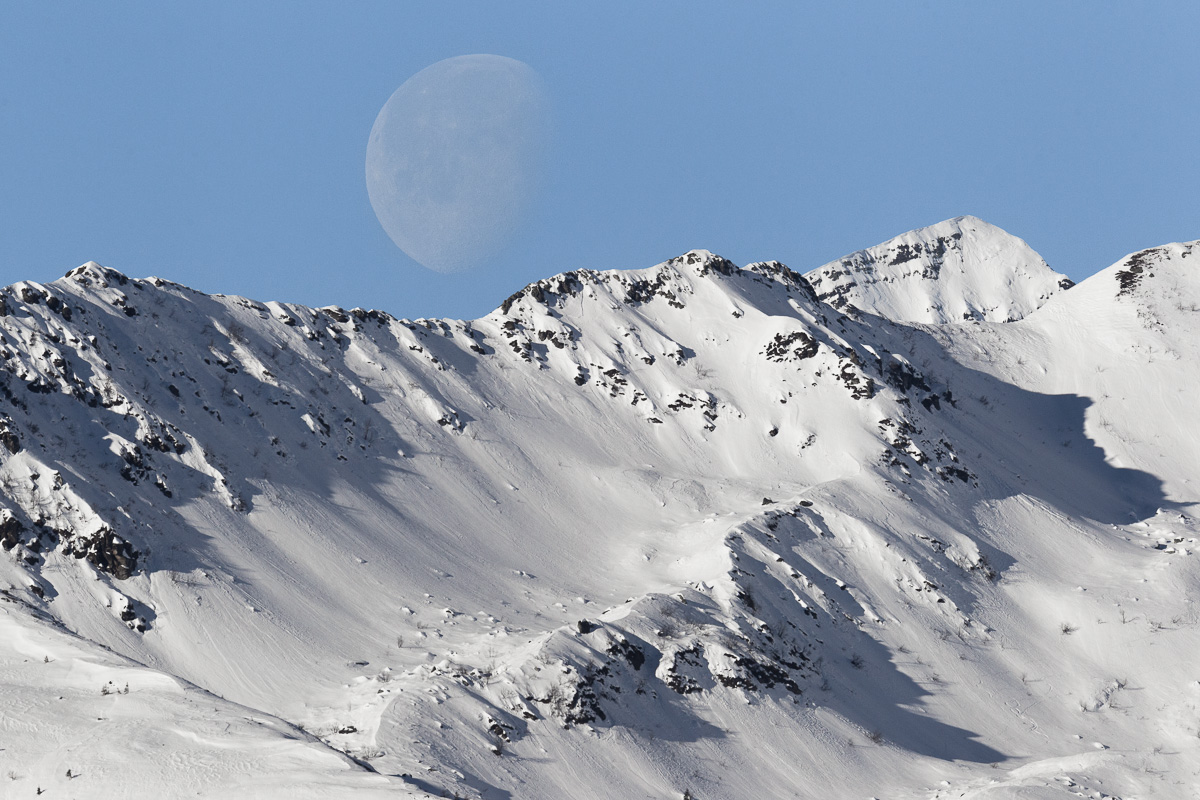 The moon sets behind the slopes of Cardeto ...