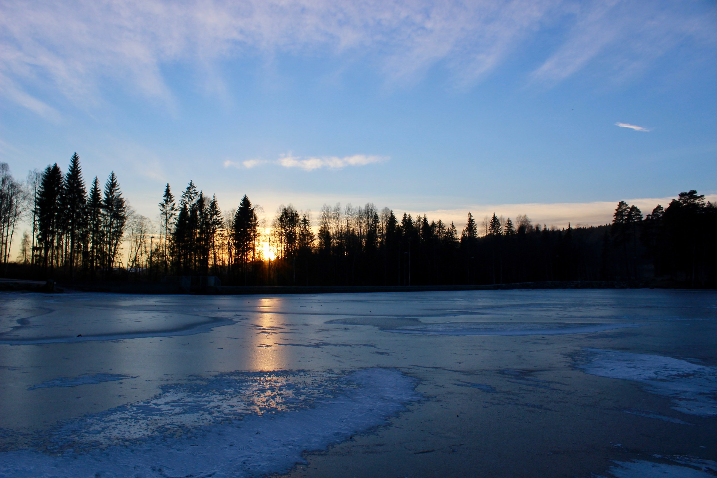 Tramonto sul lago ghiacciato di Oslo