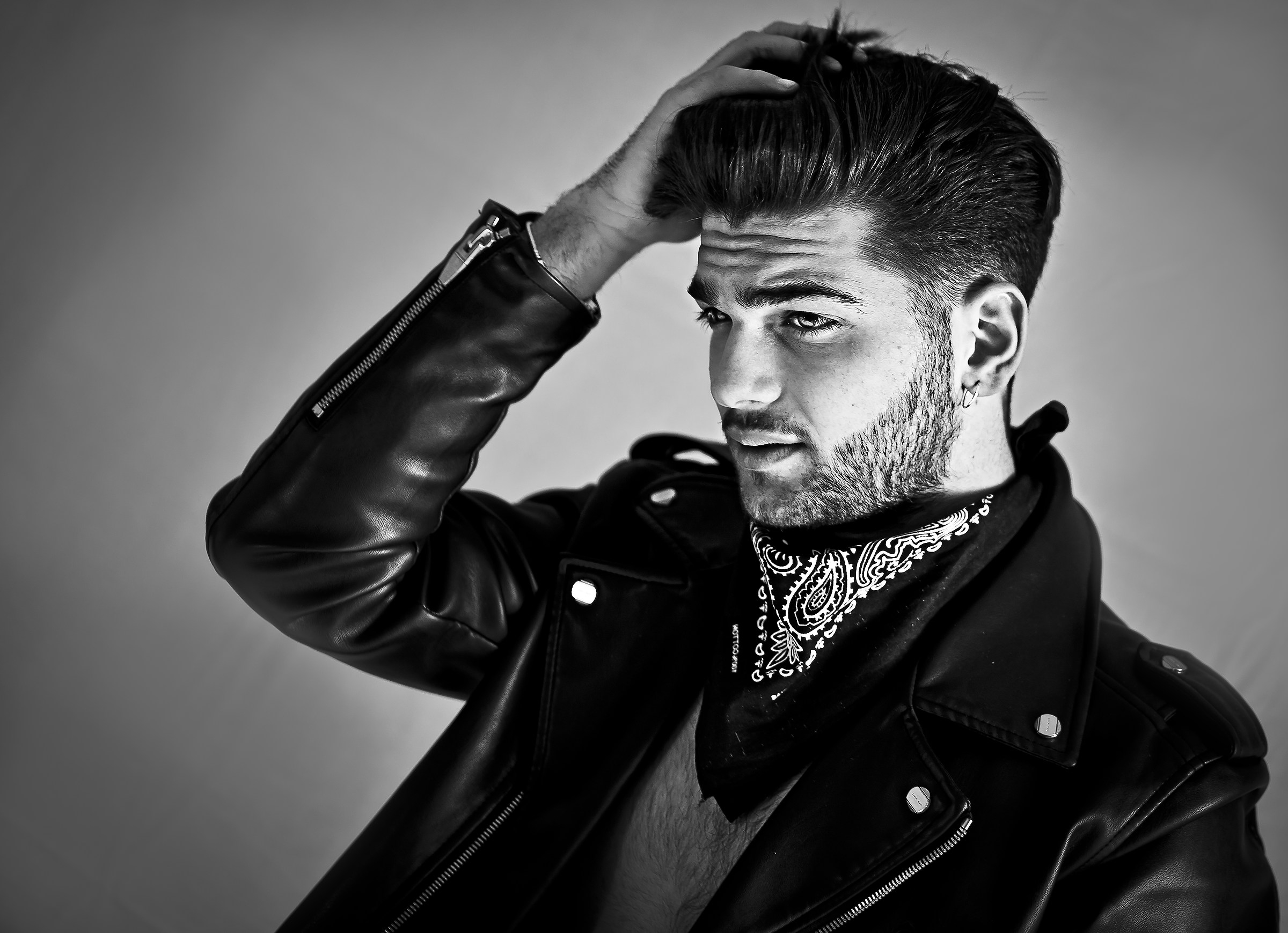 fotografia in posa studio b&w