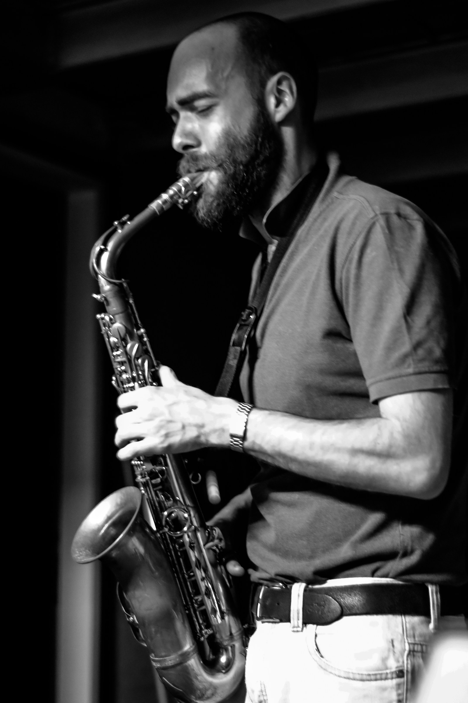 Uomo con barba e sax