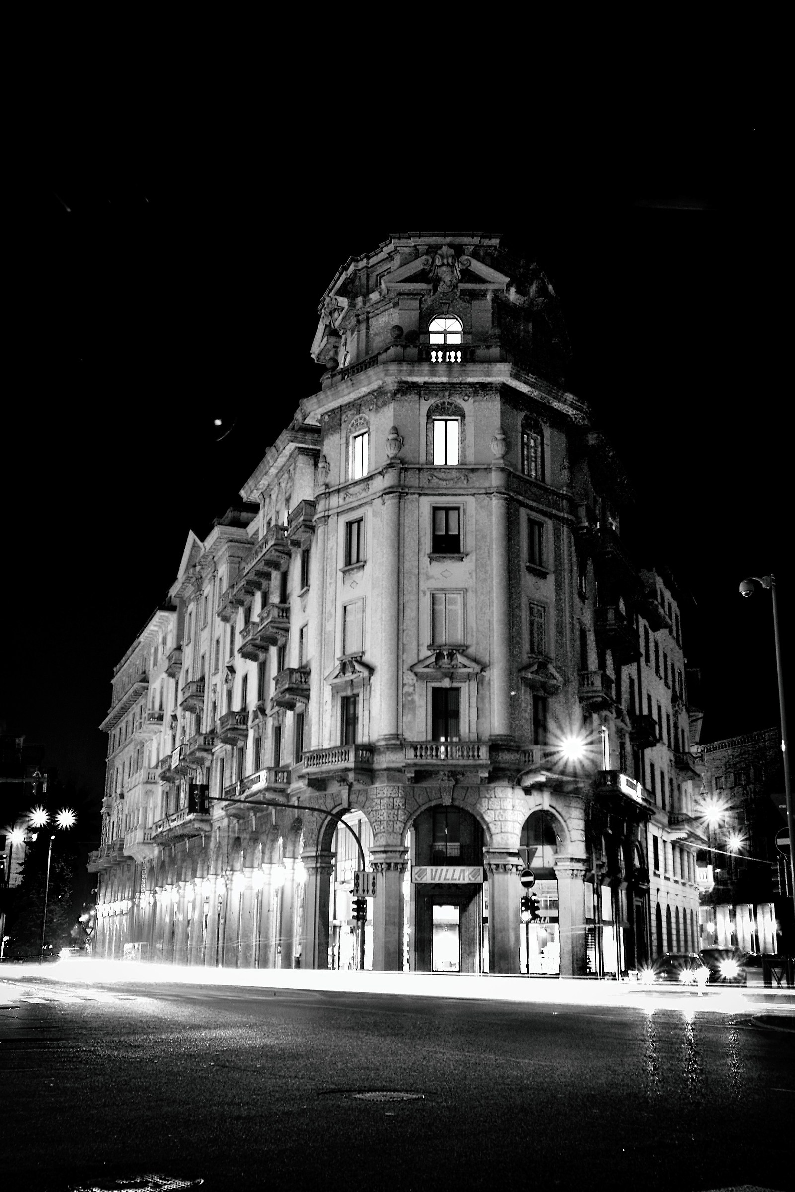 Liberty Palace in Varese - white / black