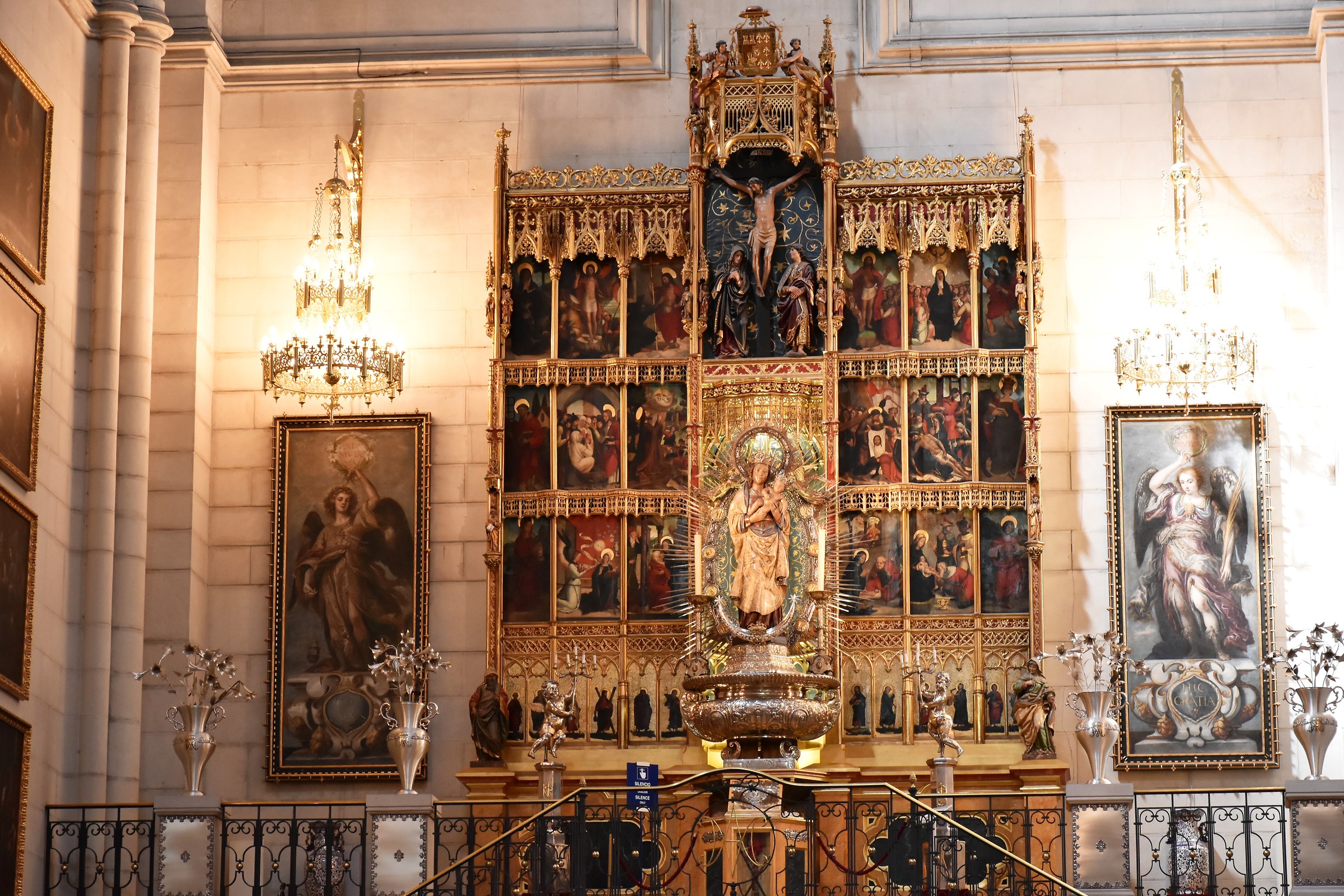 Altar Cathedral of the Virgin de la almudena