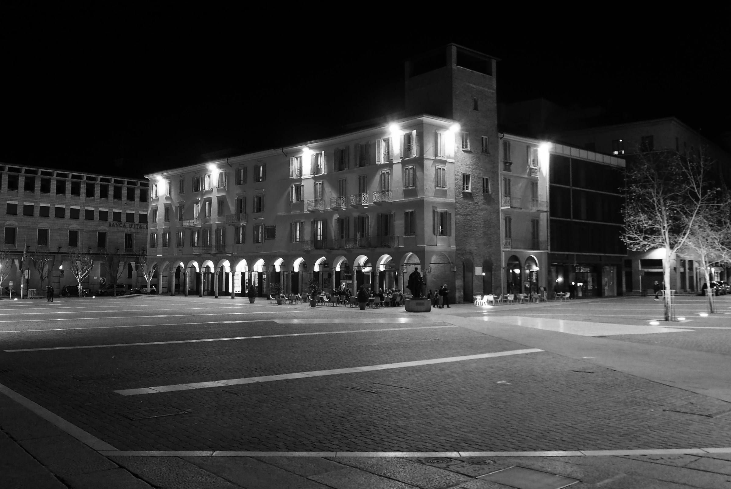 Piazza Stradivari Cremona black and withe