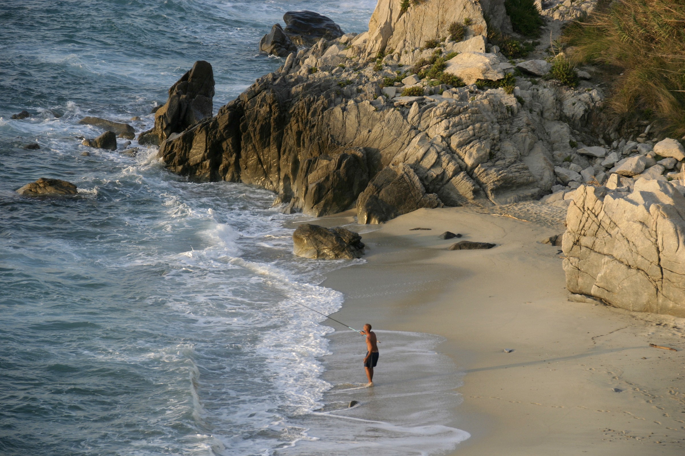 All'ombra dell'ultimo sole, s'era assopito un pe...
