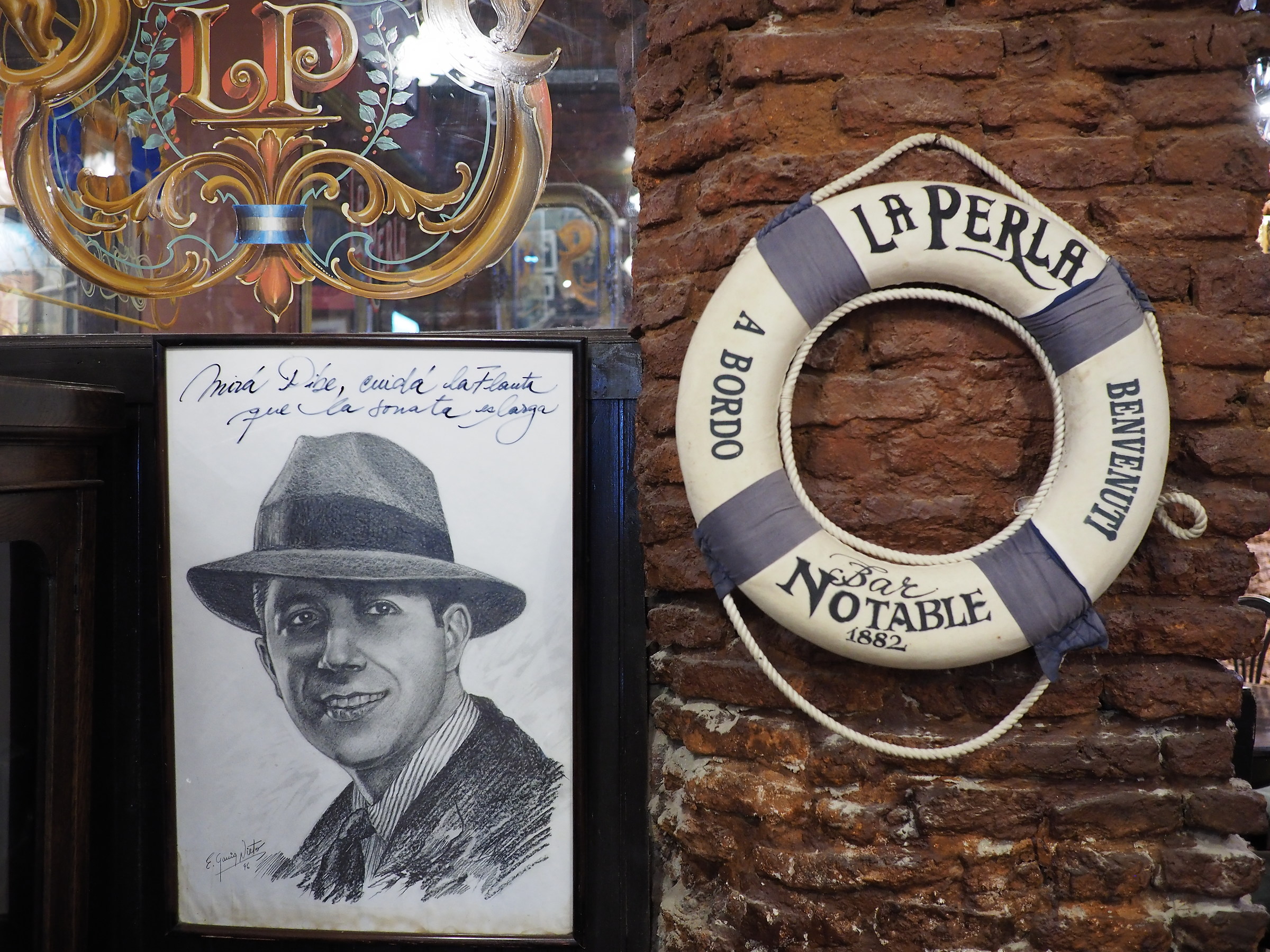 Buenos Aires. El Caminito. Bar La Perla.