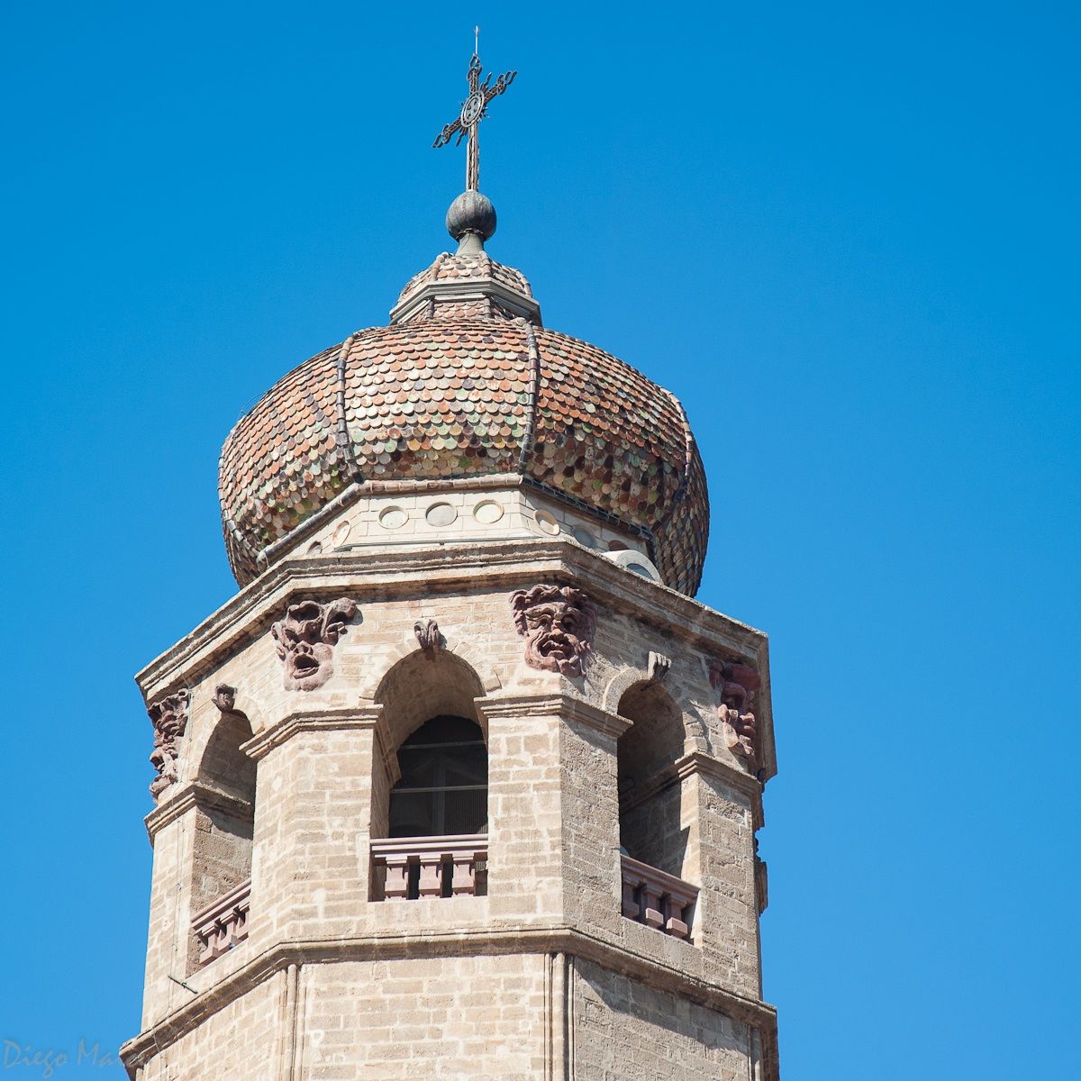Windshield onion covered with majolica