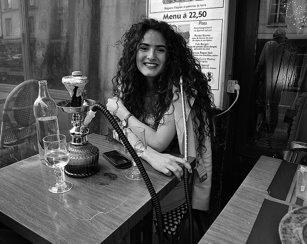 Parisian smokes hookah and loves Italie