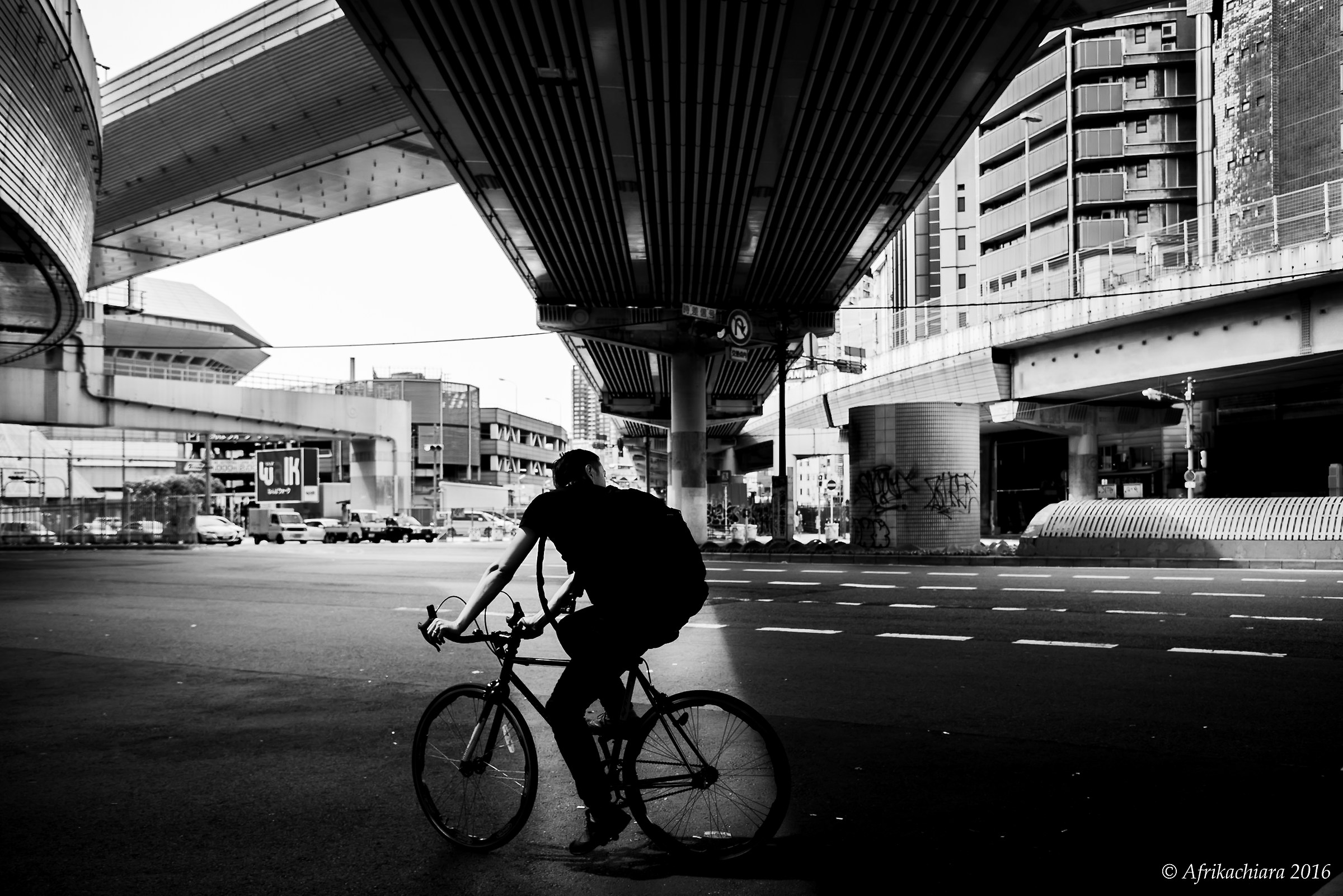 A ray of sunlight between the spokes ...