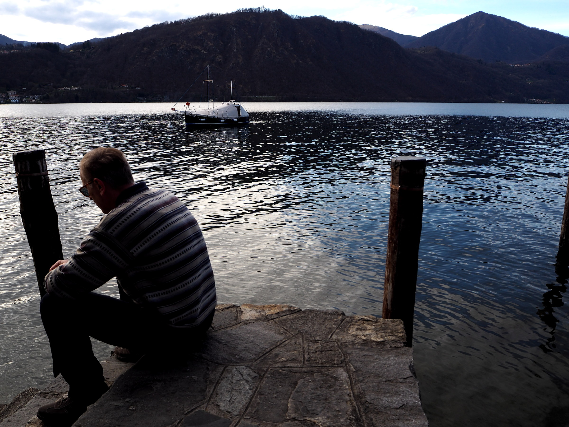 Anziano in riva al lago