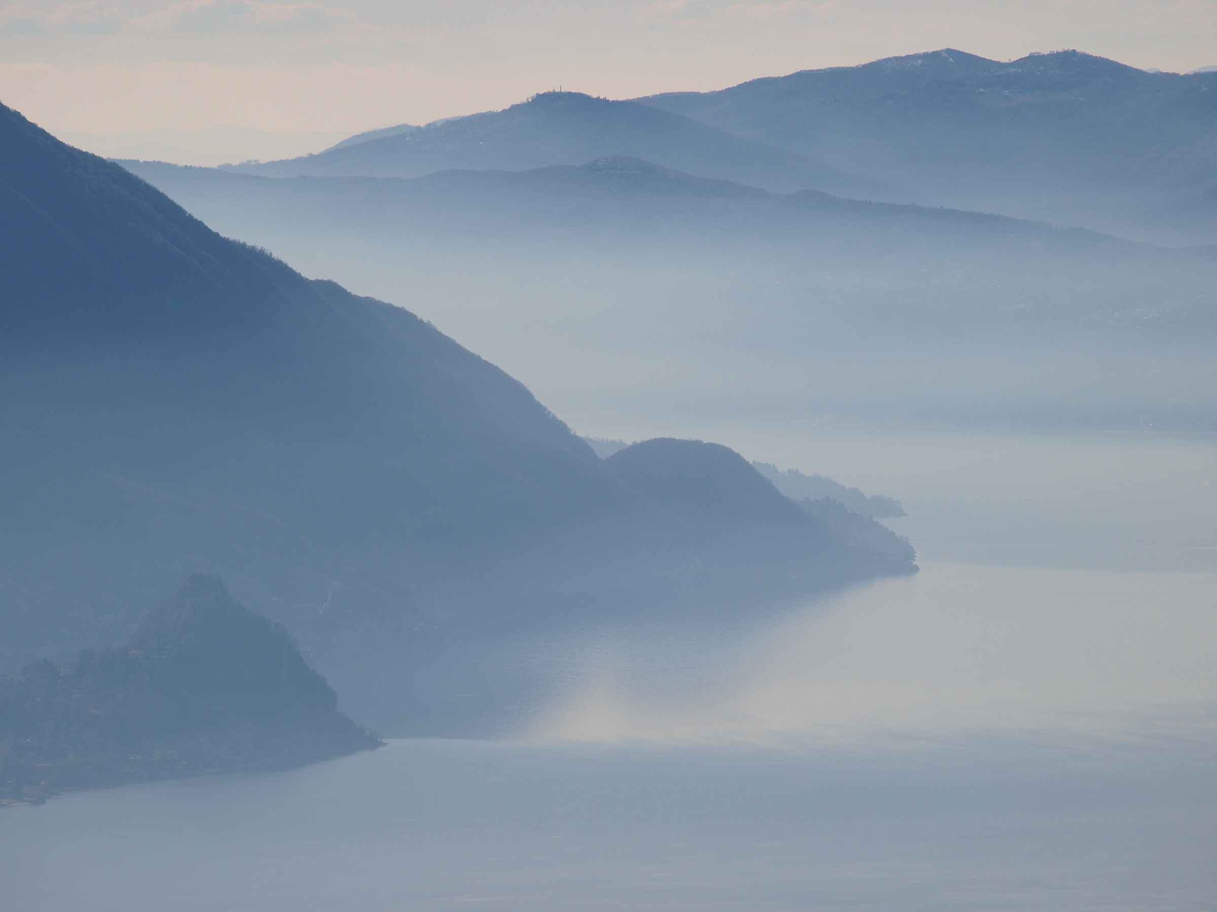 tra lago e nebbia...