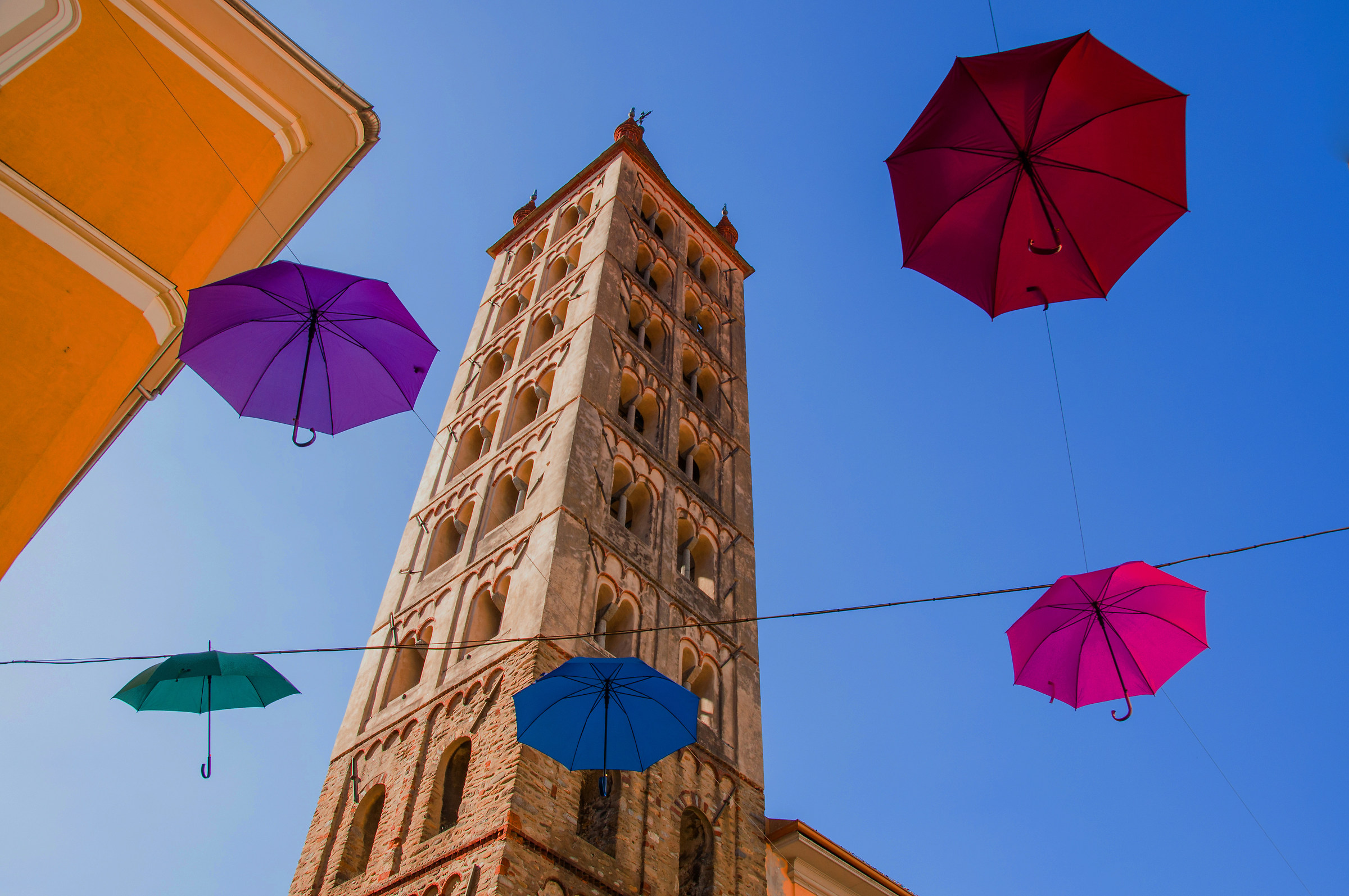 Biella Ombrelli sotto il campanile del Duomo