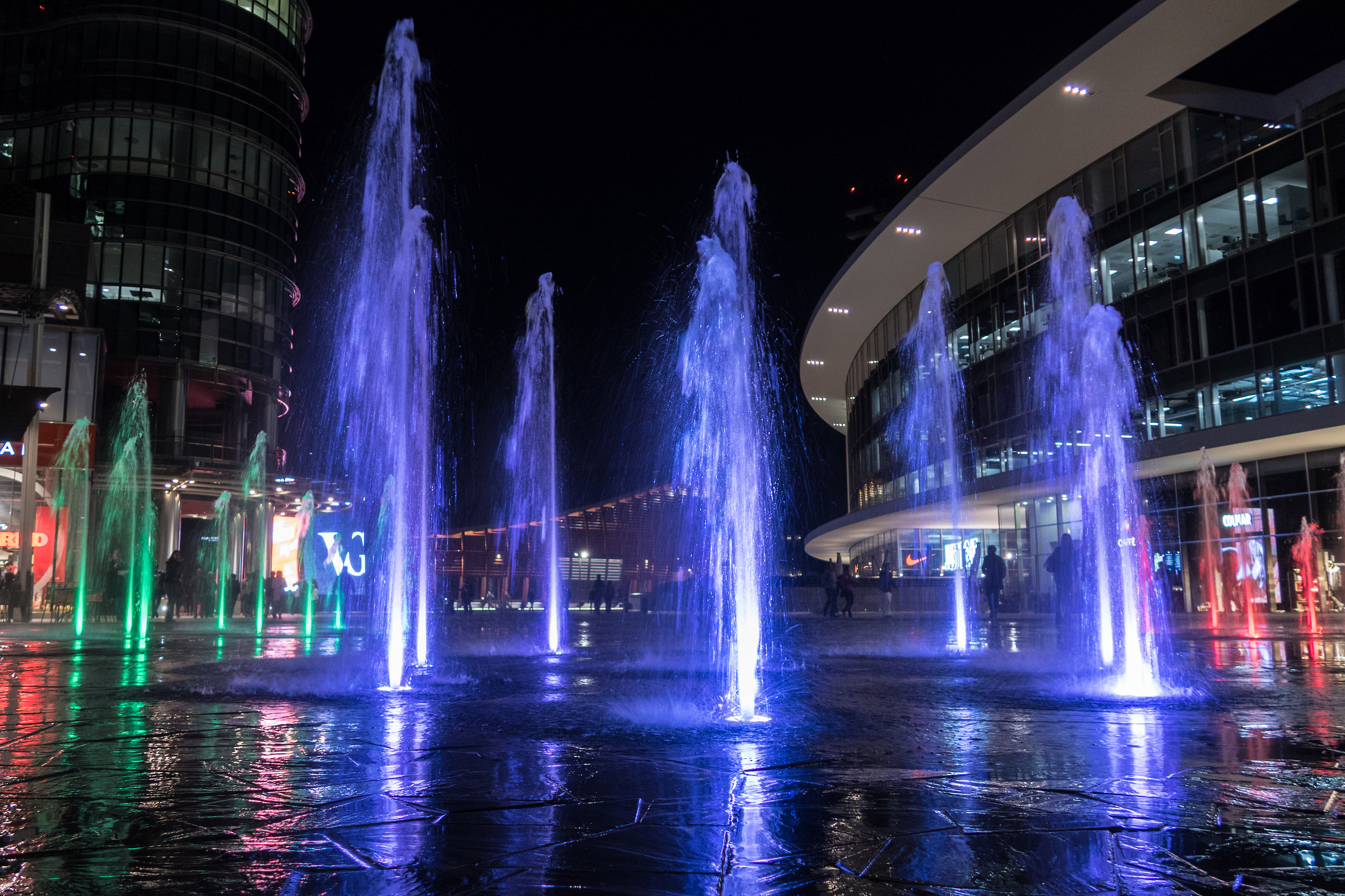Piazza Gae Aulenti (Fontana Tricolore)