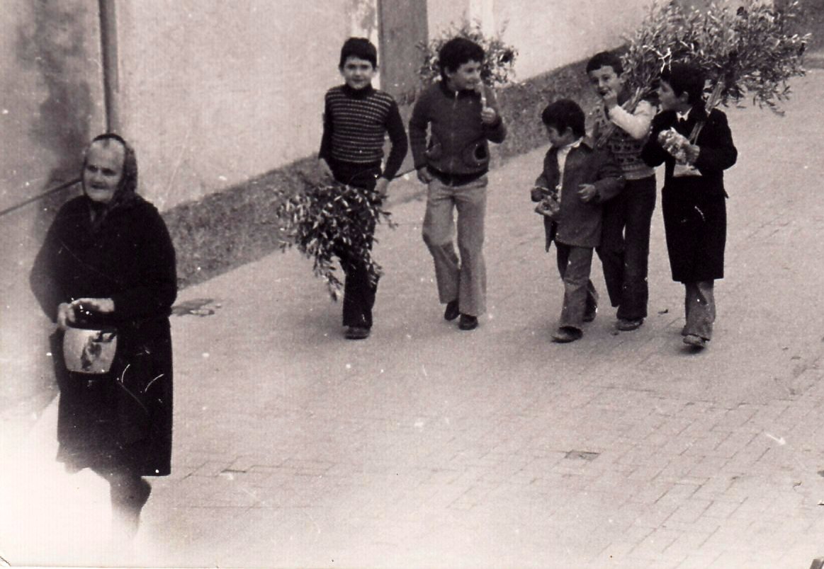 Bambini felici con le palme benedette...