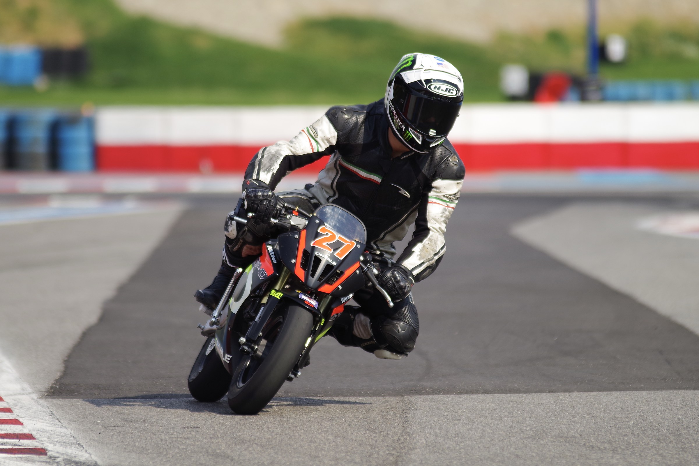 Moto ohvale in action