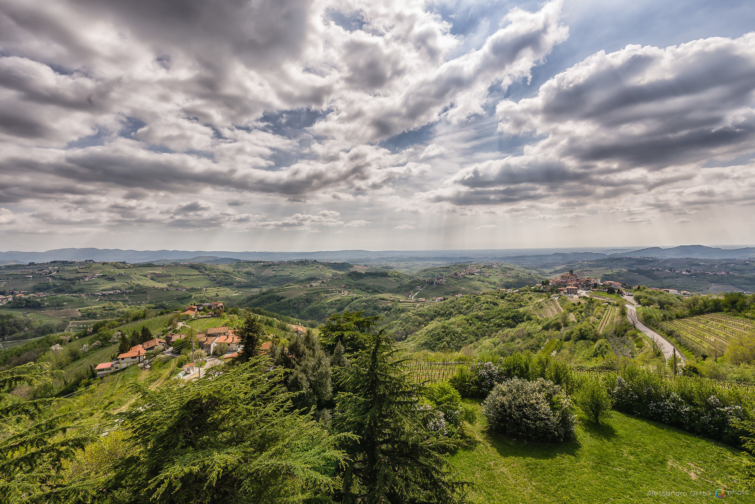 Games of light in the clouds, defying dizziness.