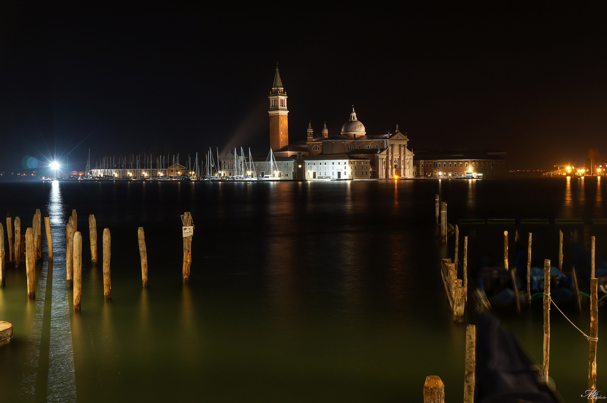 Get lost at night through the streets of Venice