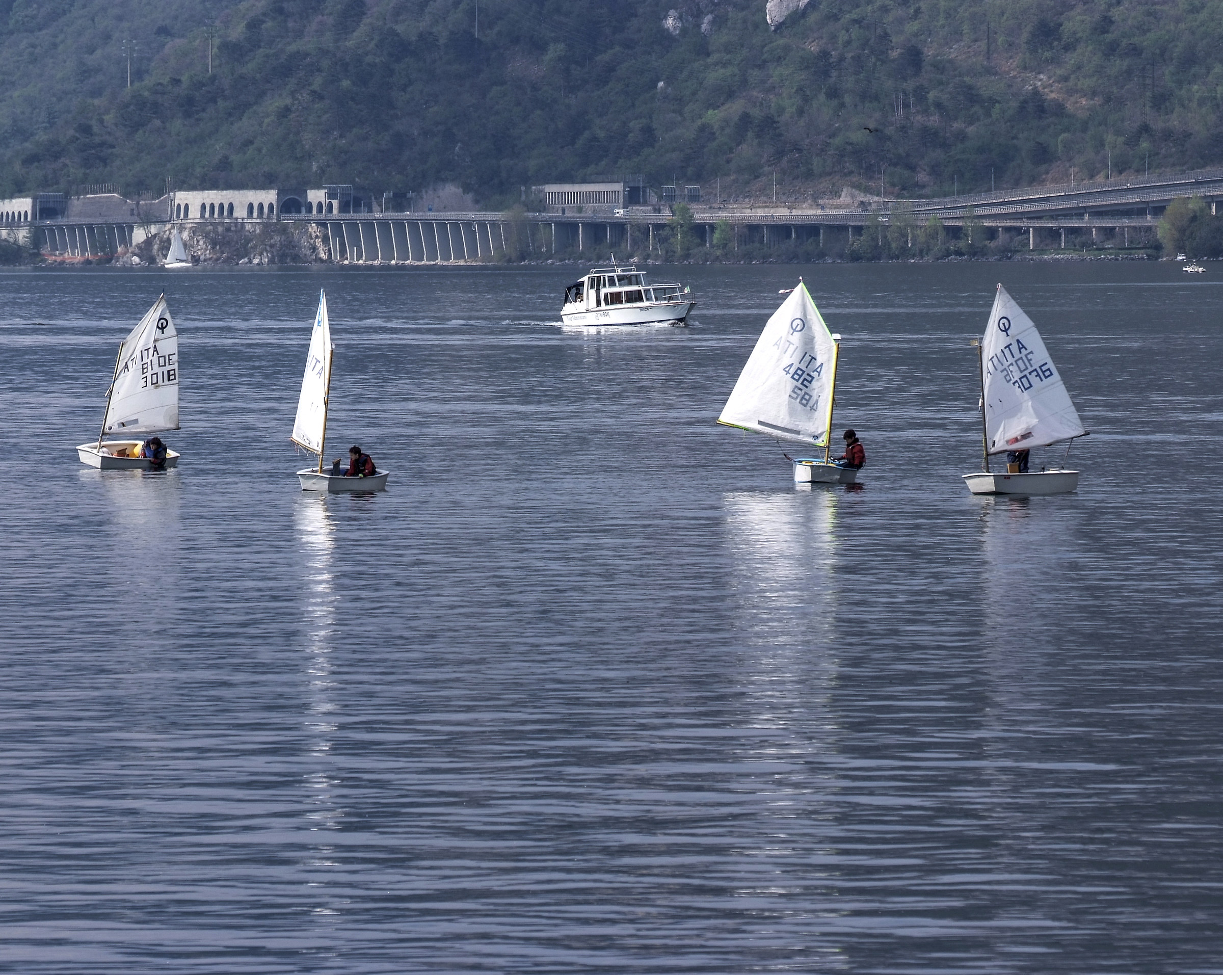 Tocchi di bianco sul lago
