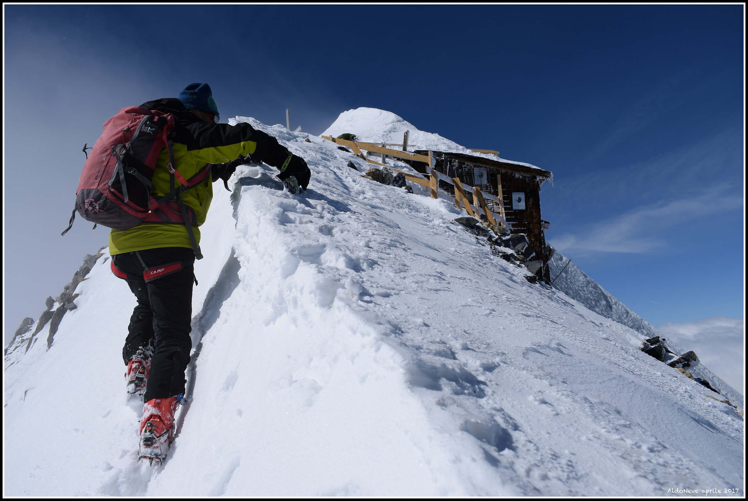 Capanna emersa dai ghiacci della vetta del Gran Zebrù...