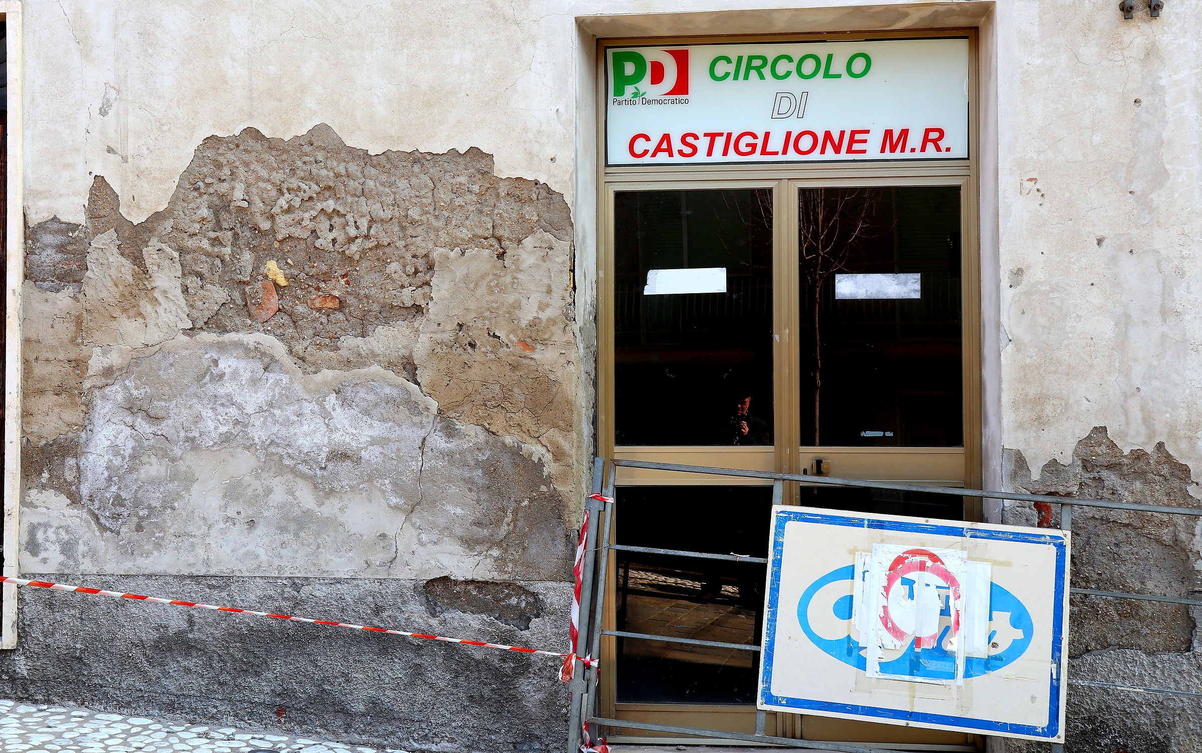 Chiuso per terremoto.(politico?)