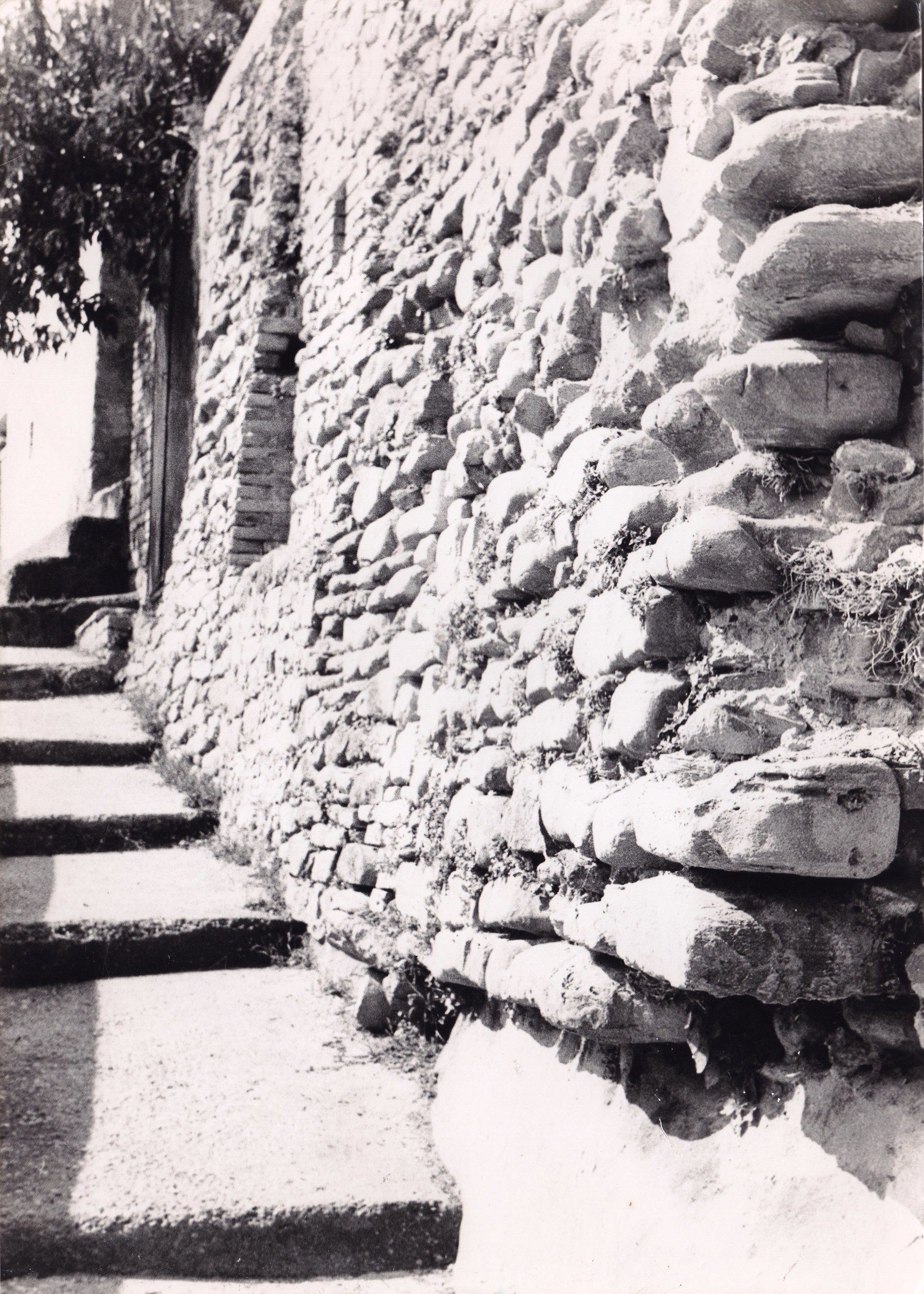 Pietre incastonate nel tufo