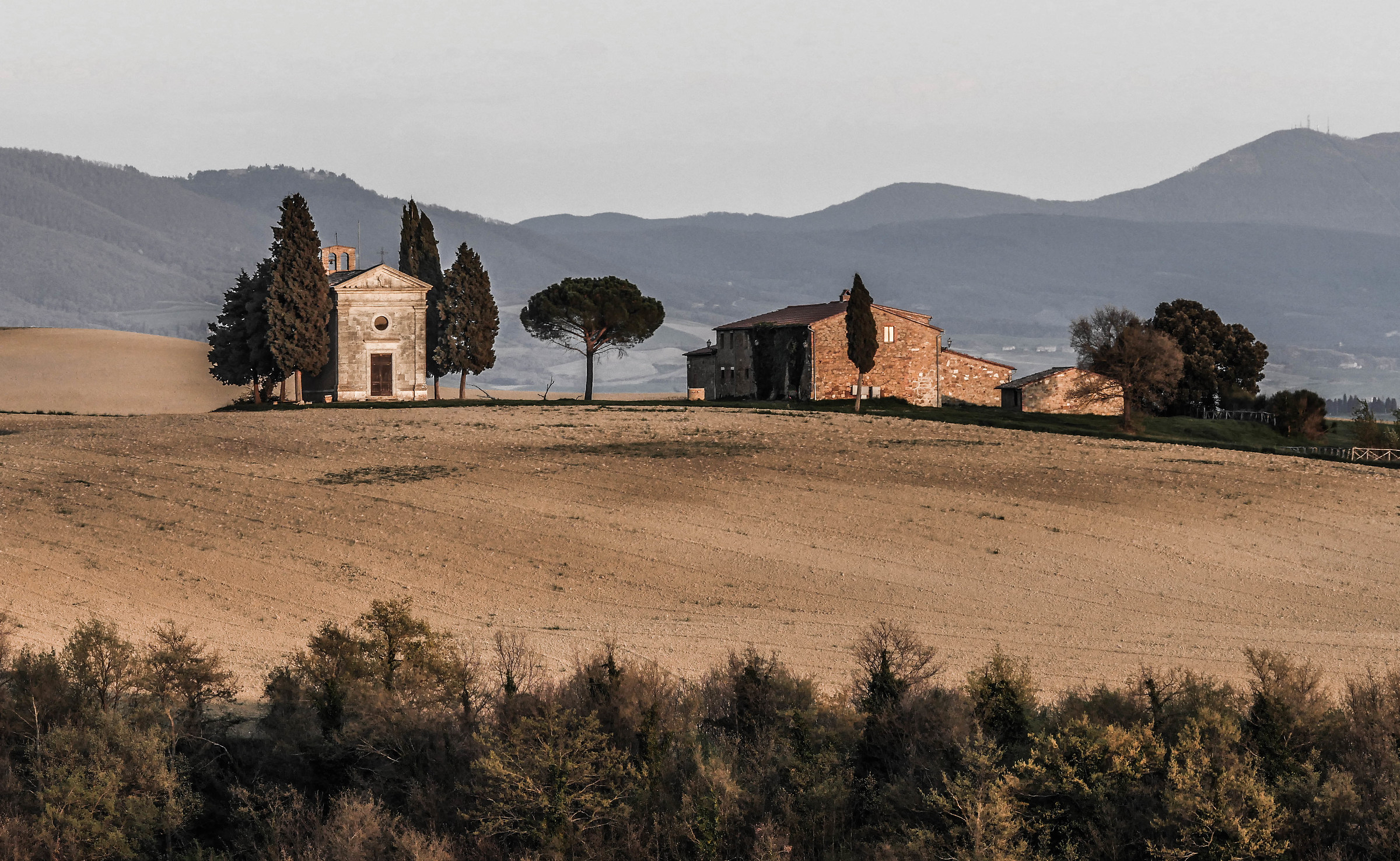 Val d'Orcia chapel vtaleta