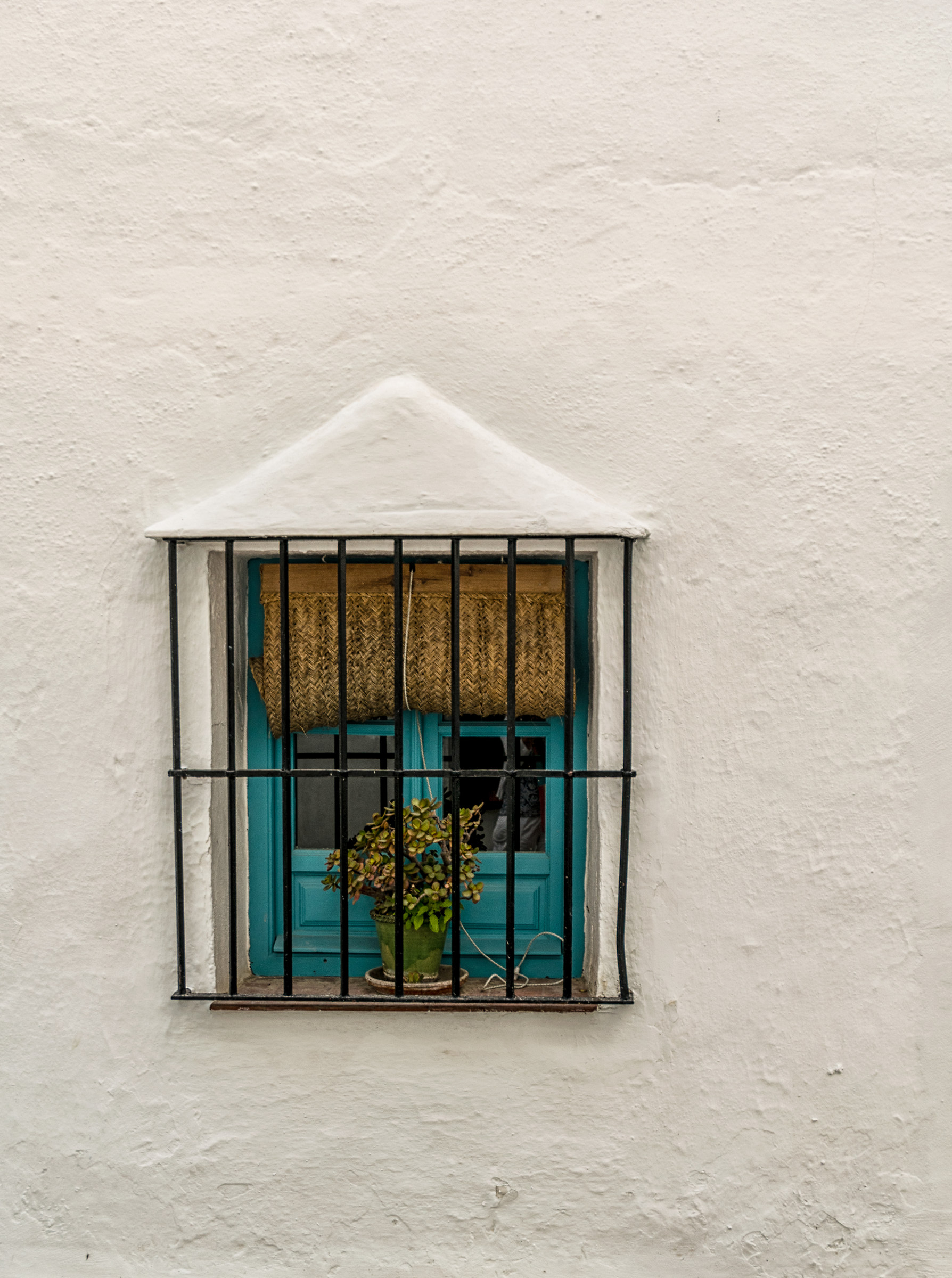 Finestra su un muro bianco