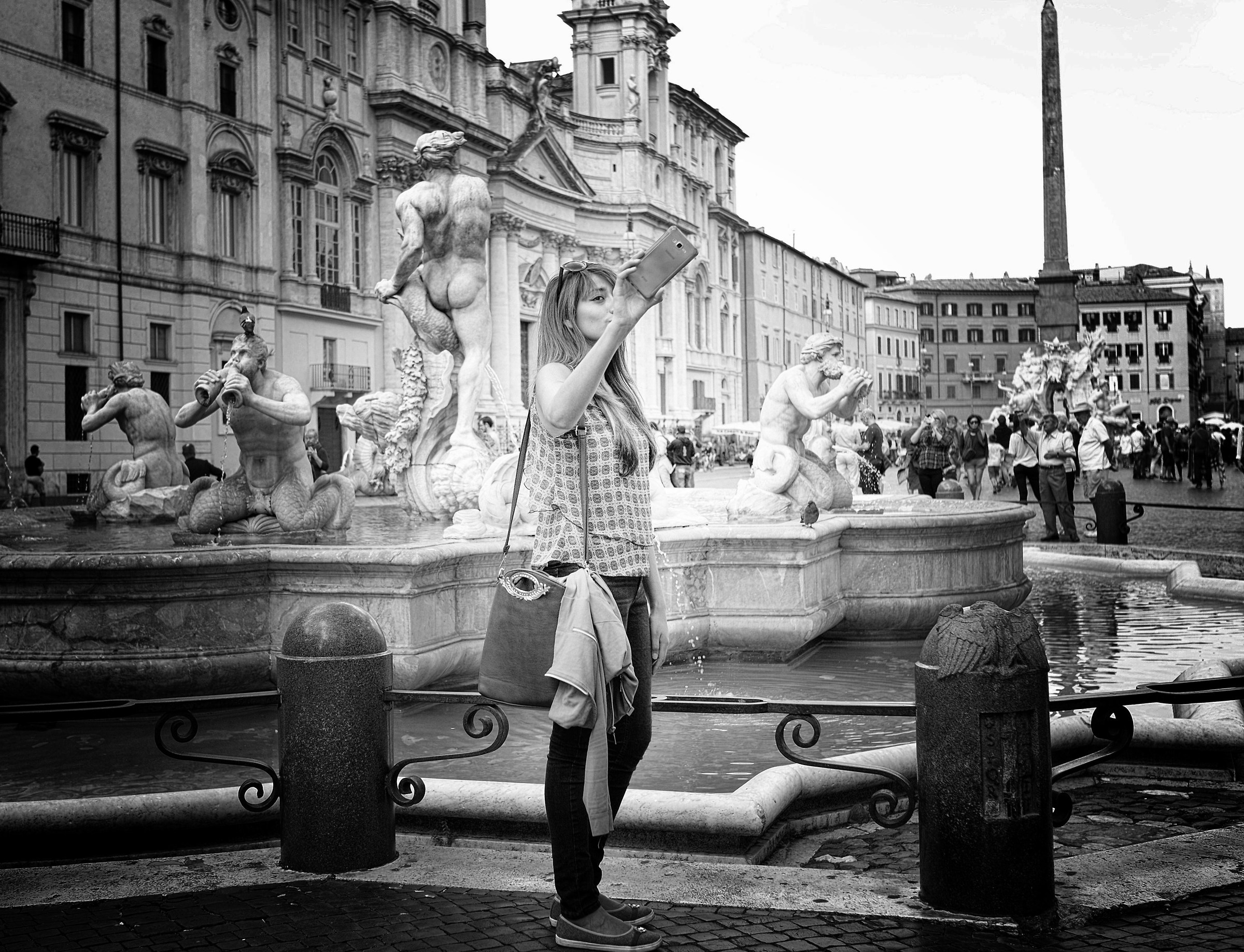 Selfies ... selfies ... the wall ...