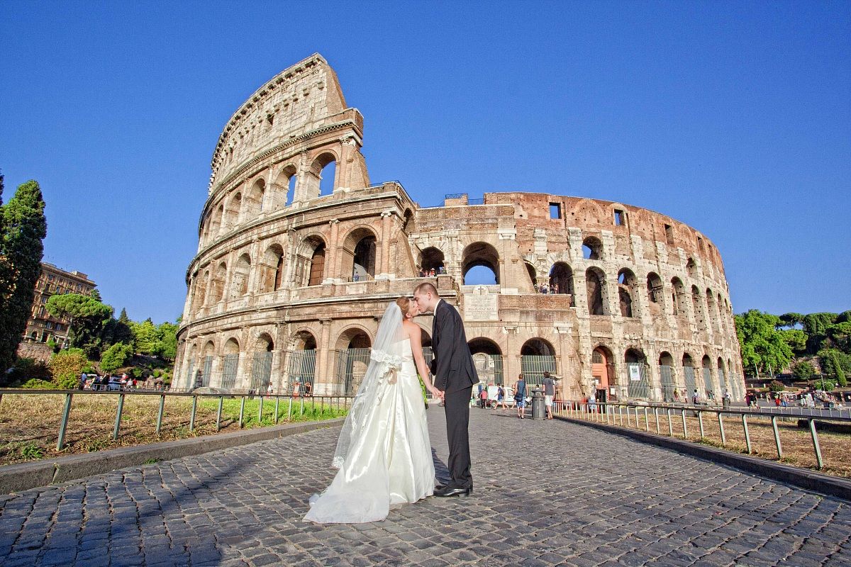 The Kiss at the Colosseum