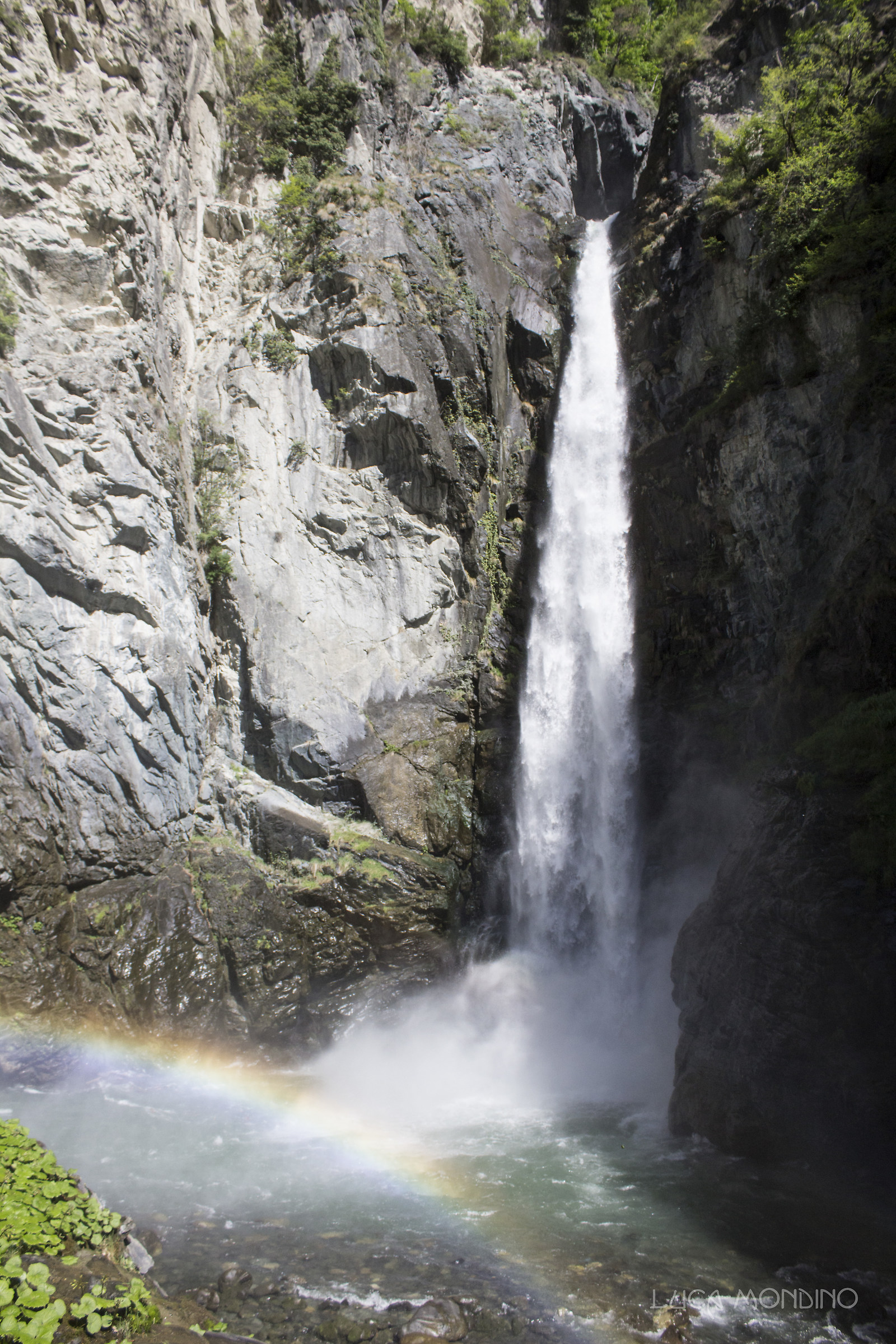 Cascata con arcobaleno