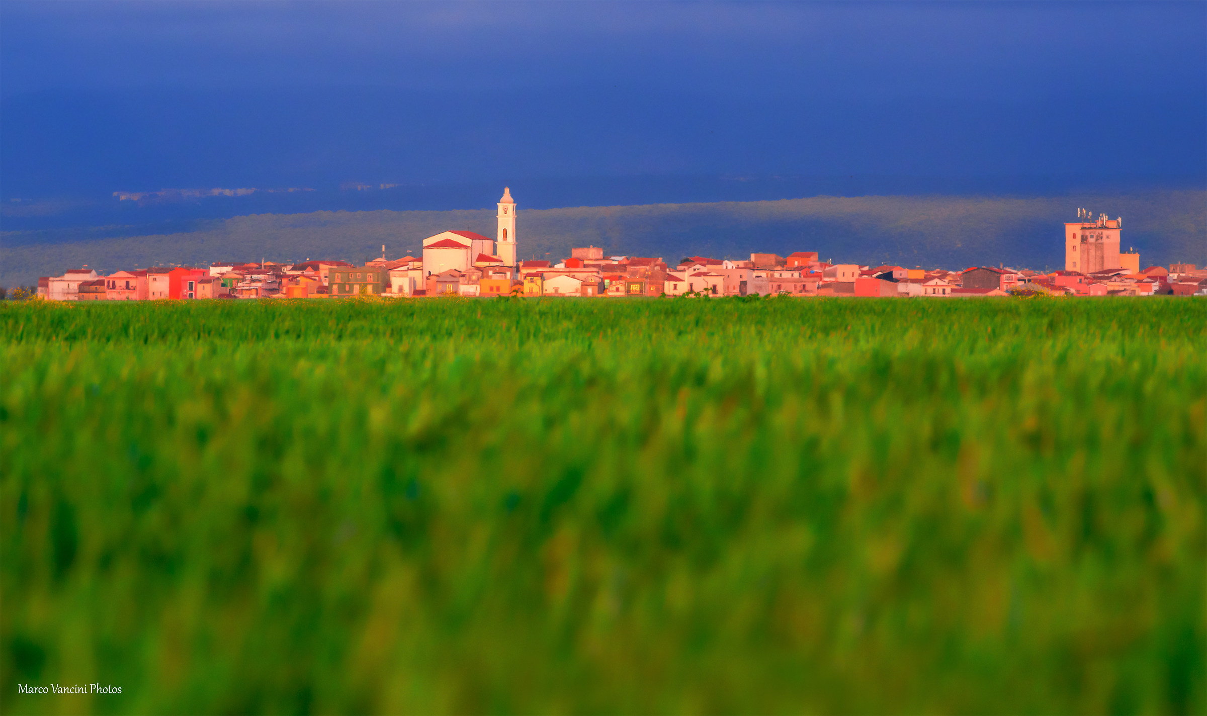 Il paese tra i campi