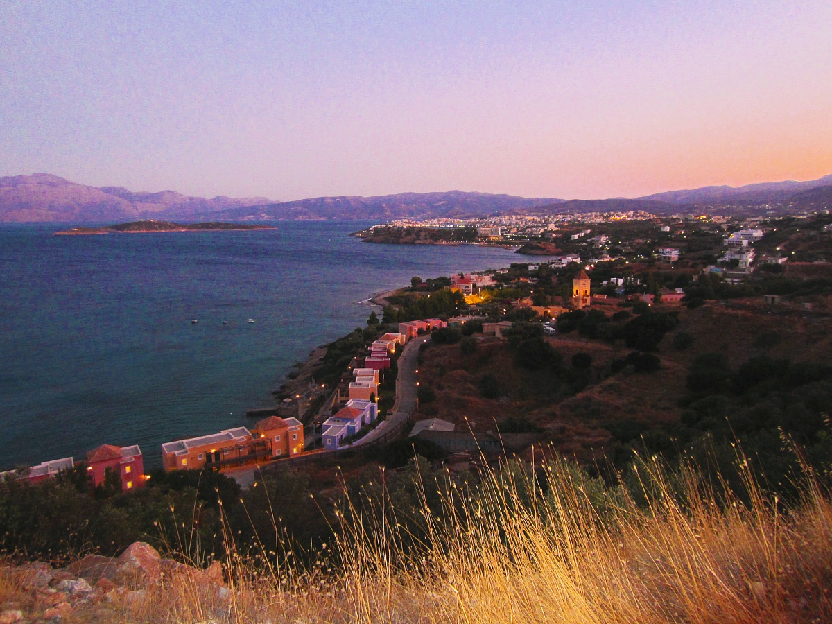Una cornice di casette illumina questa bellissima costa