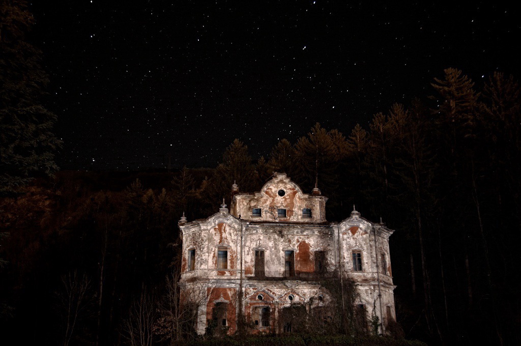 The Phantom of Villa DVsuona the piano (at night)