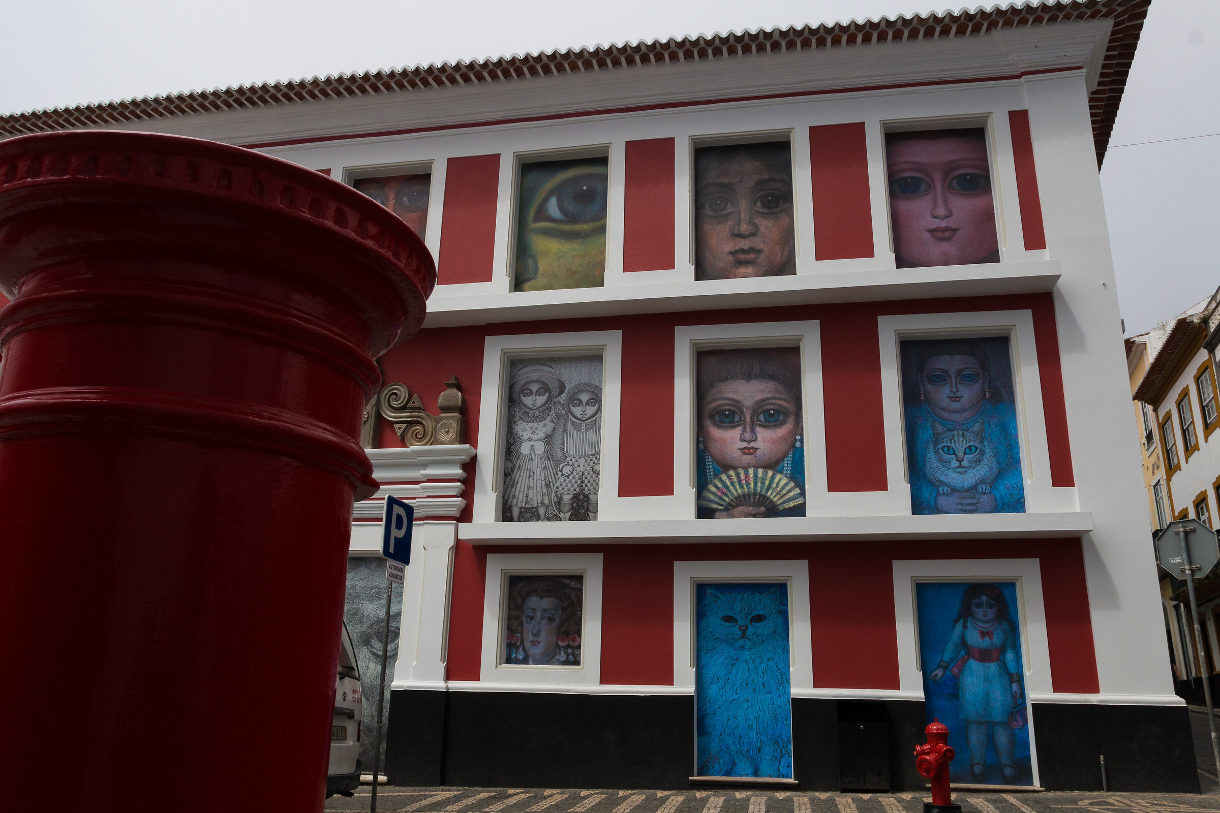 L'idrante rosso e i faccioni