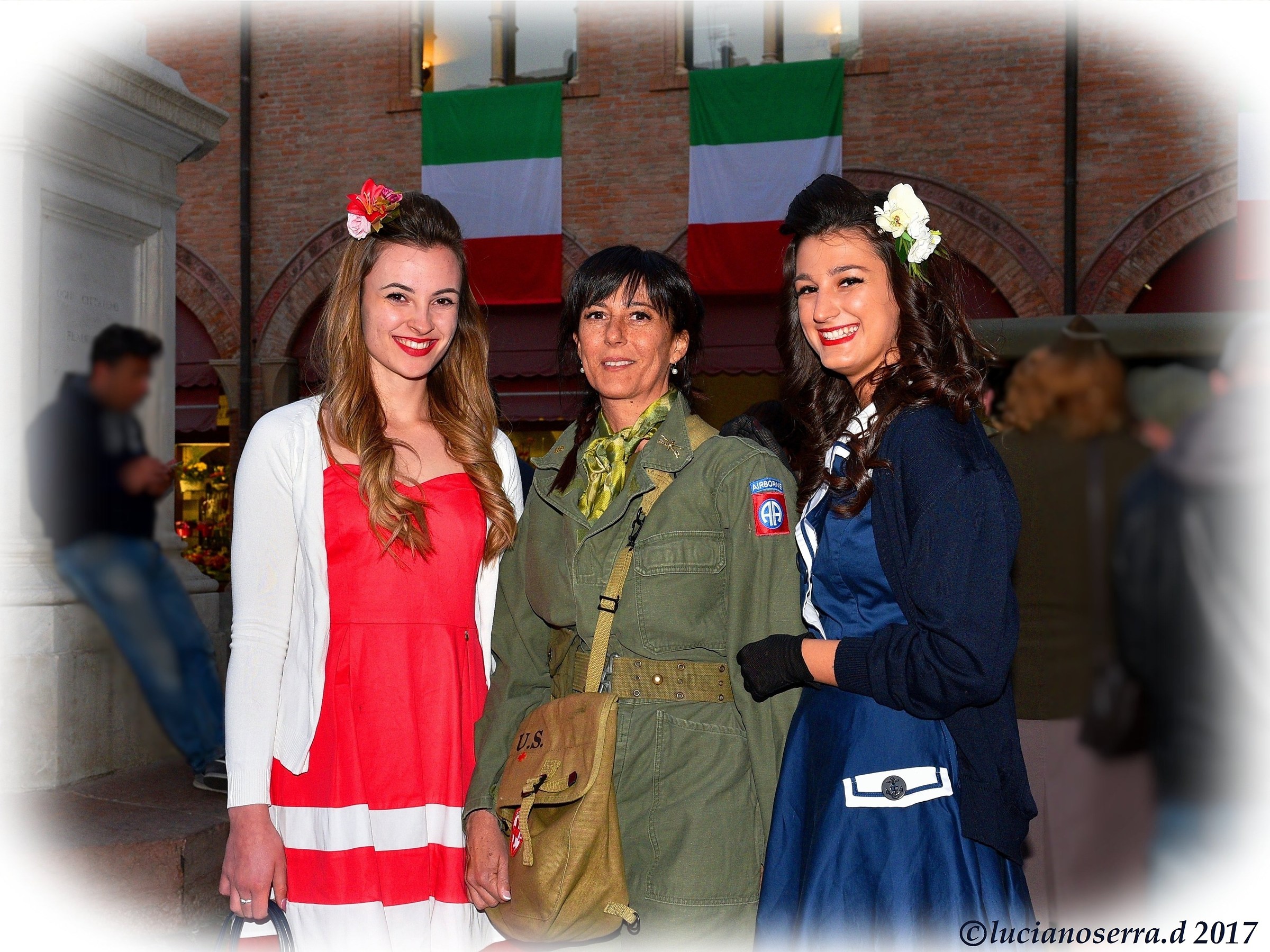 Figuranti con abiti e divise dell'epoca della II G. M.