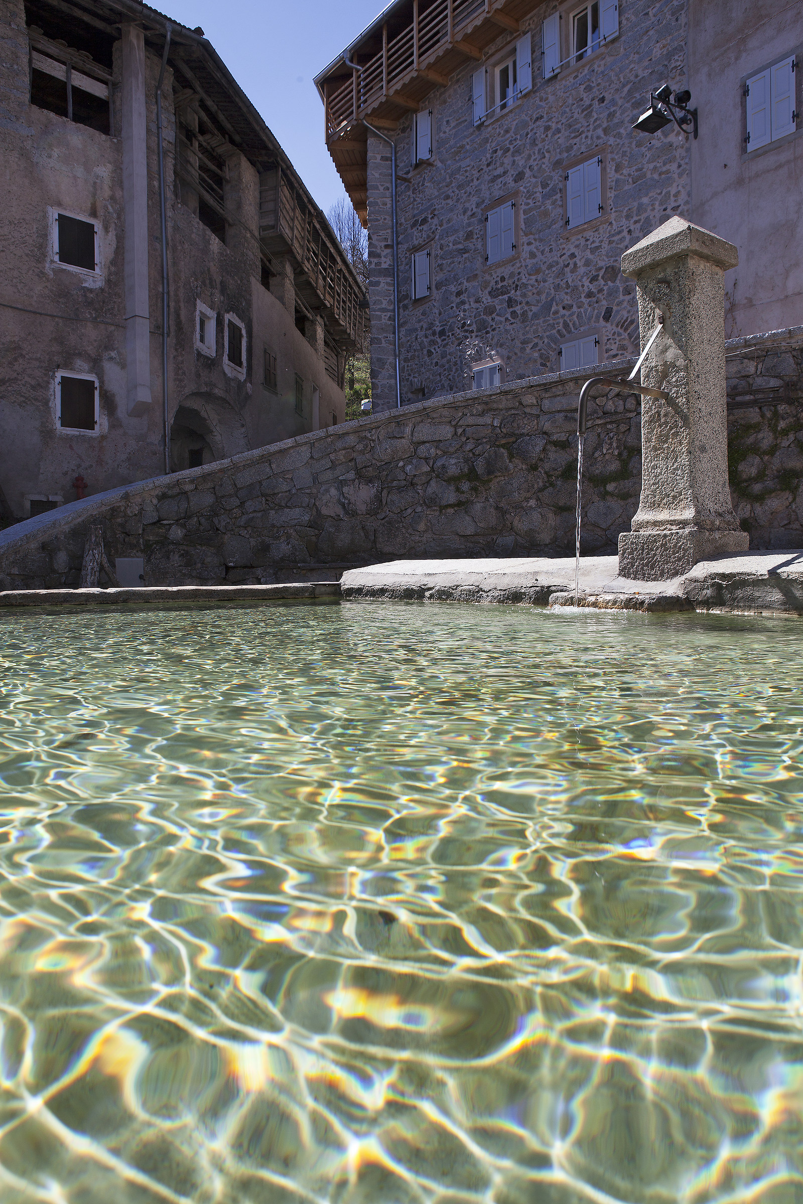 Borgo di Rango, la fontana al centro del paese.