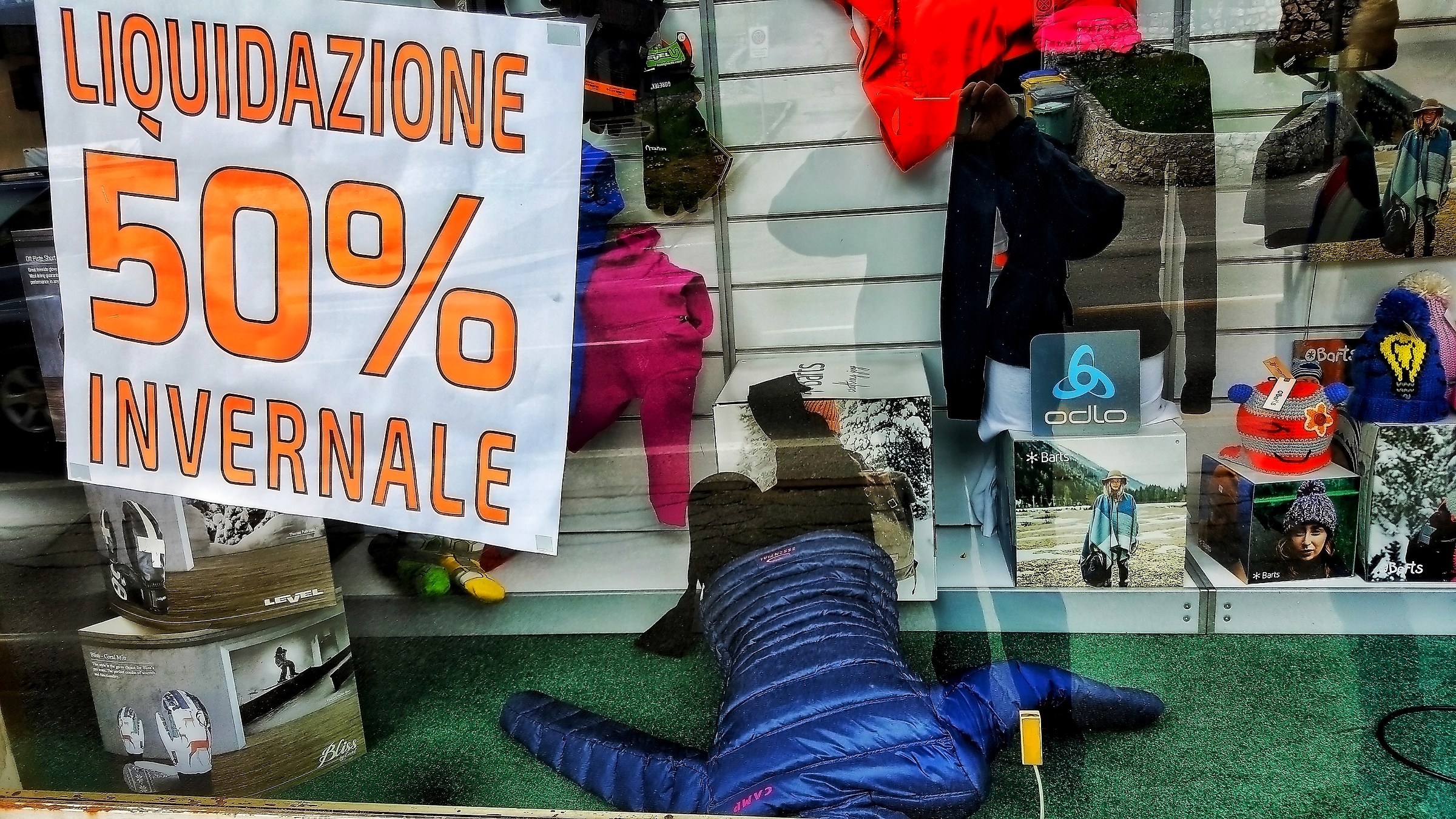 Sale of ... fainting!