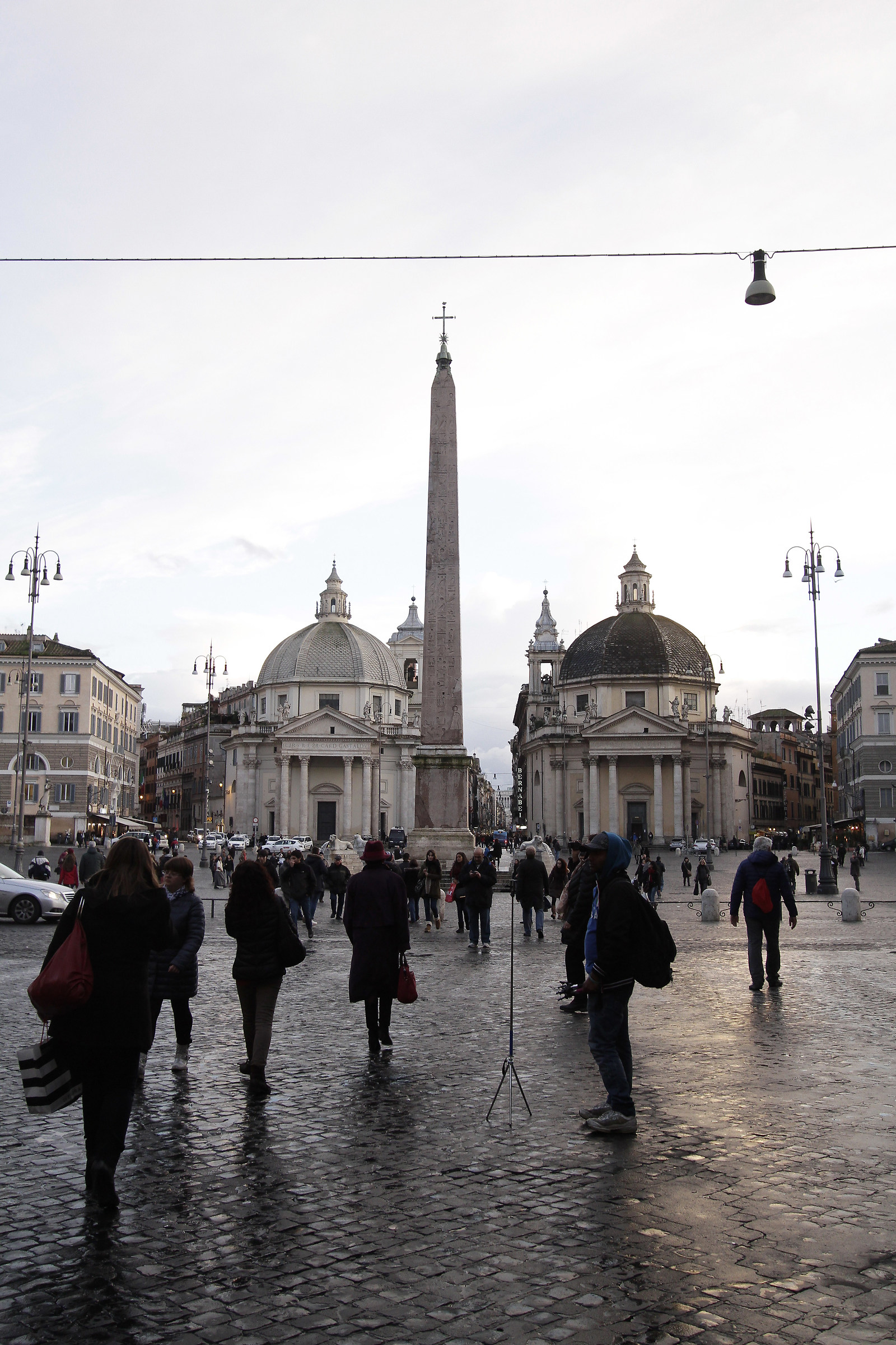 La affollata Piazza del Popolo