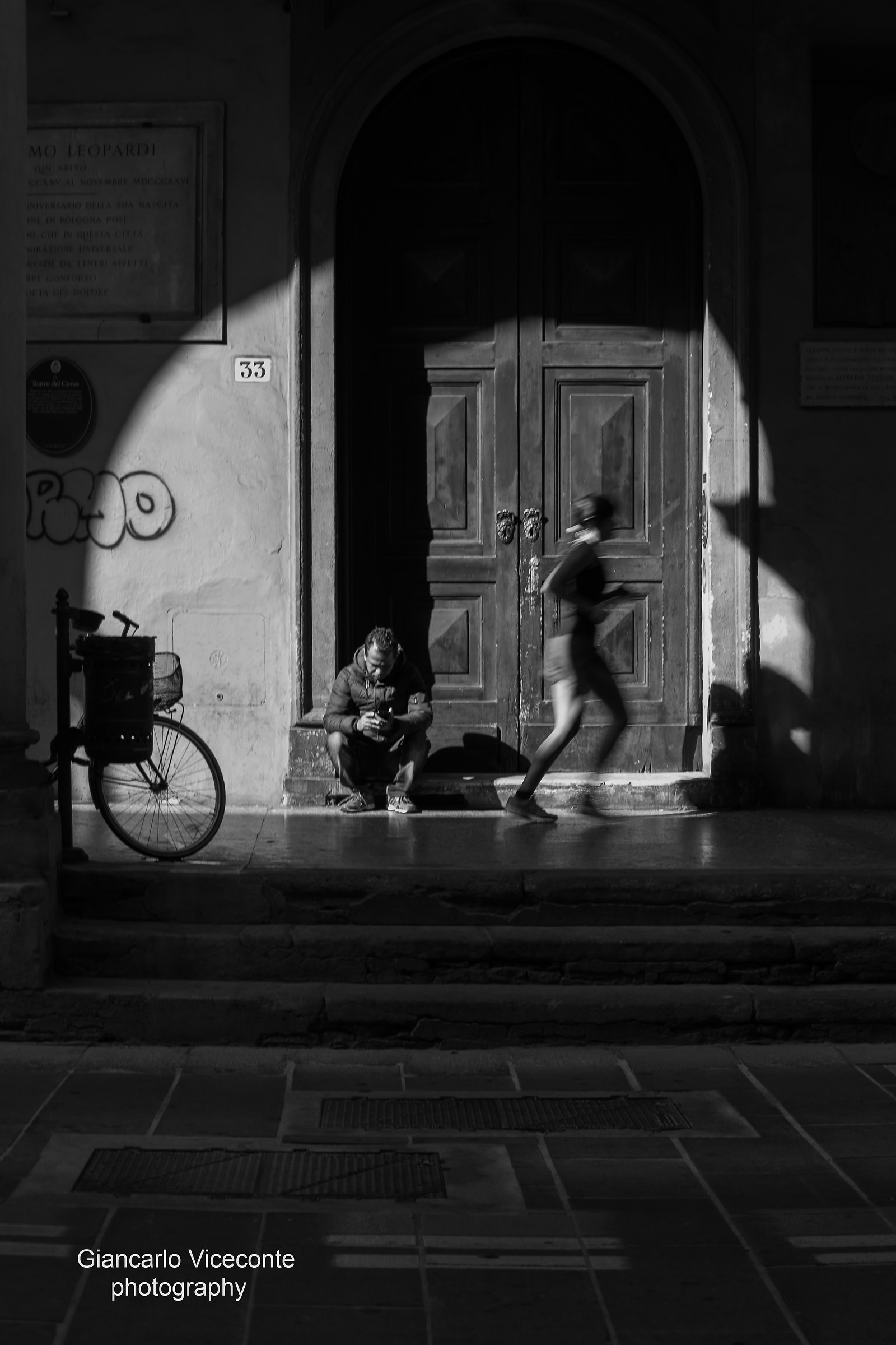 prime luci dell'alba sotto i Portici - Bologna