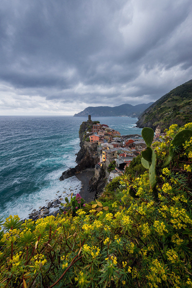 A yellow hug to Vernazza