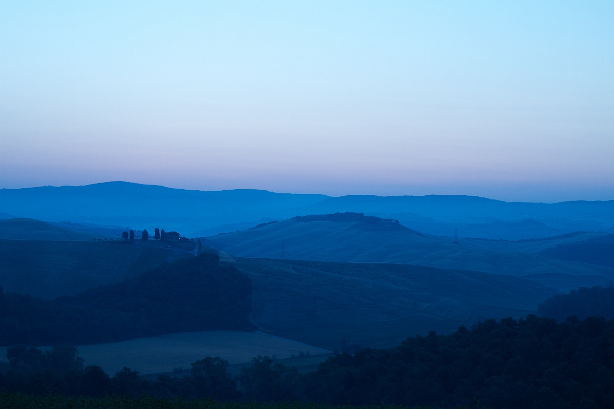 prima dell' alba nelle crete senesi